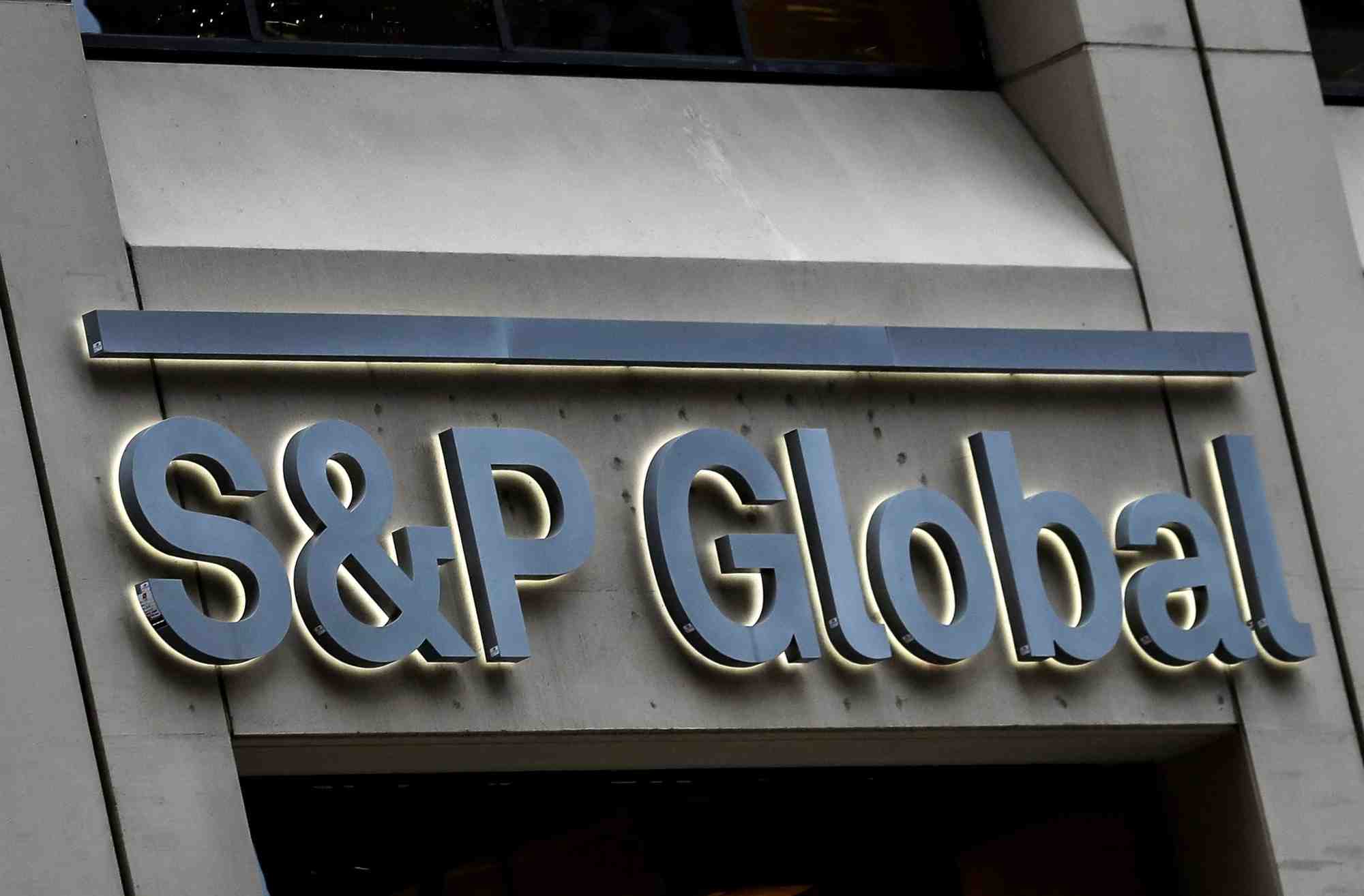 S&P Global Ratings a noté vendredi la France « AA- », le quatrième cran sur l'échelle de l'agence de notation, avec une perspective stable.
