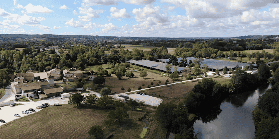 L'énorme site de Caviar de Neuvic, au bord de l'Isle, se visite