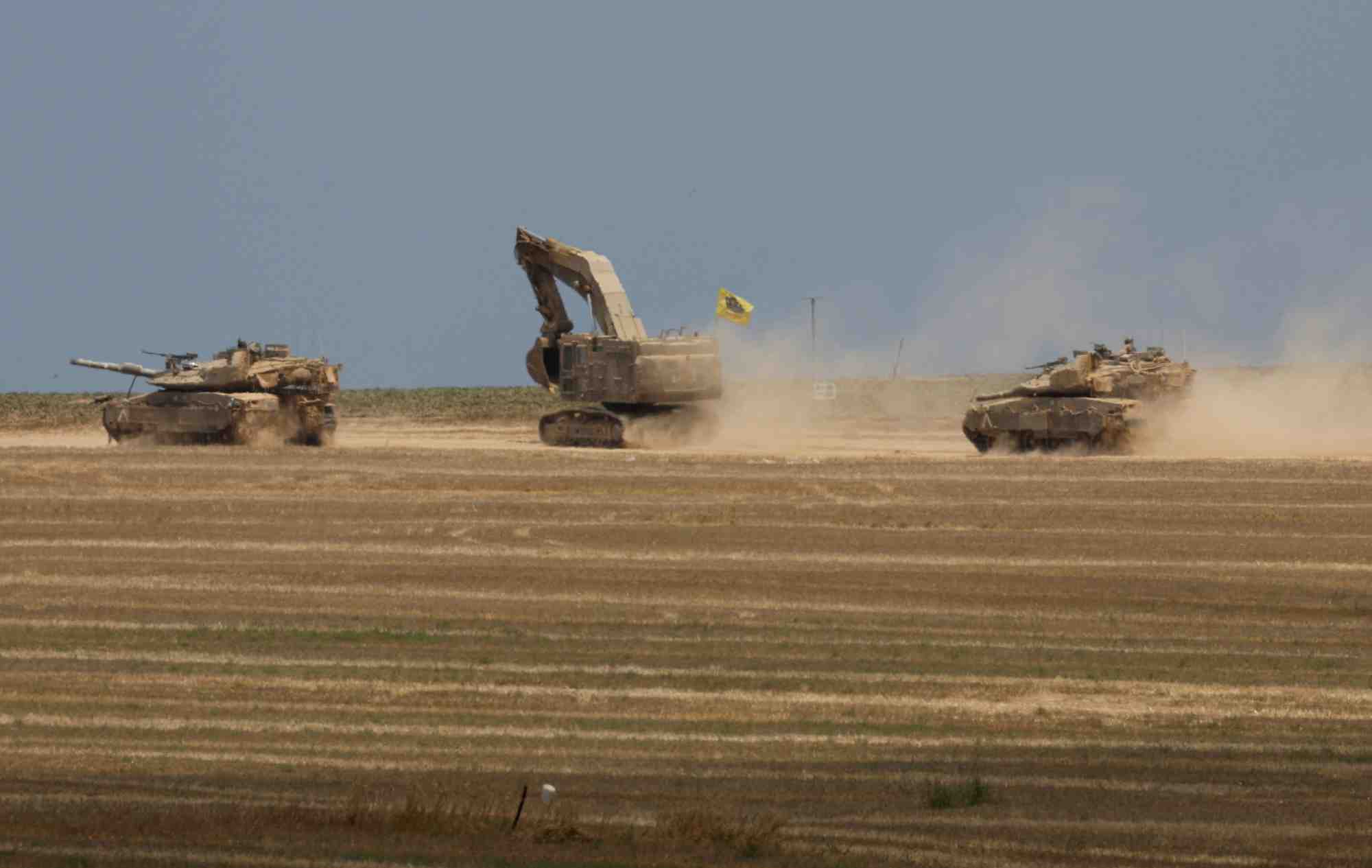 Des chars israeliens manoeuvrent pres de la frontiere entre israel et gaza