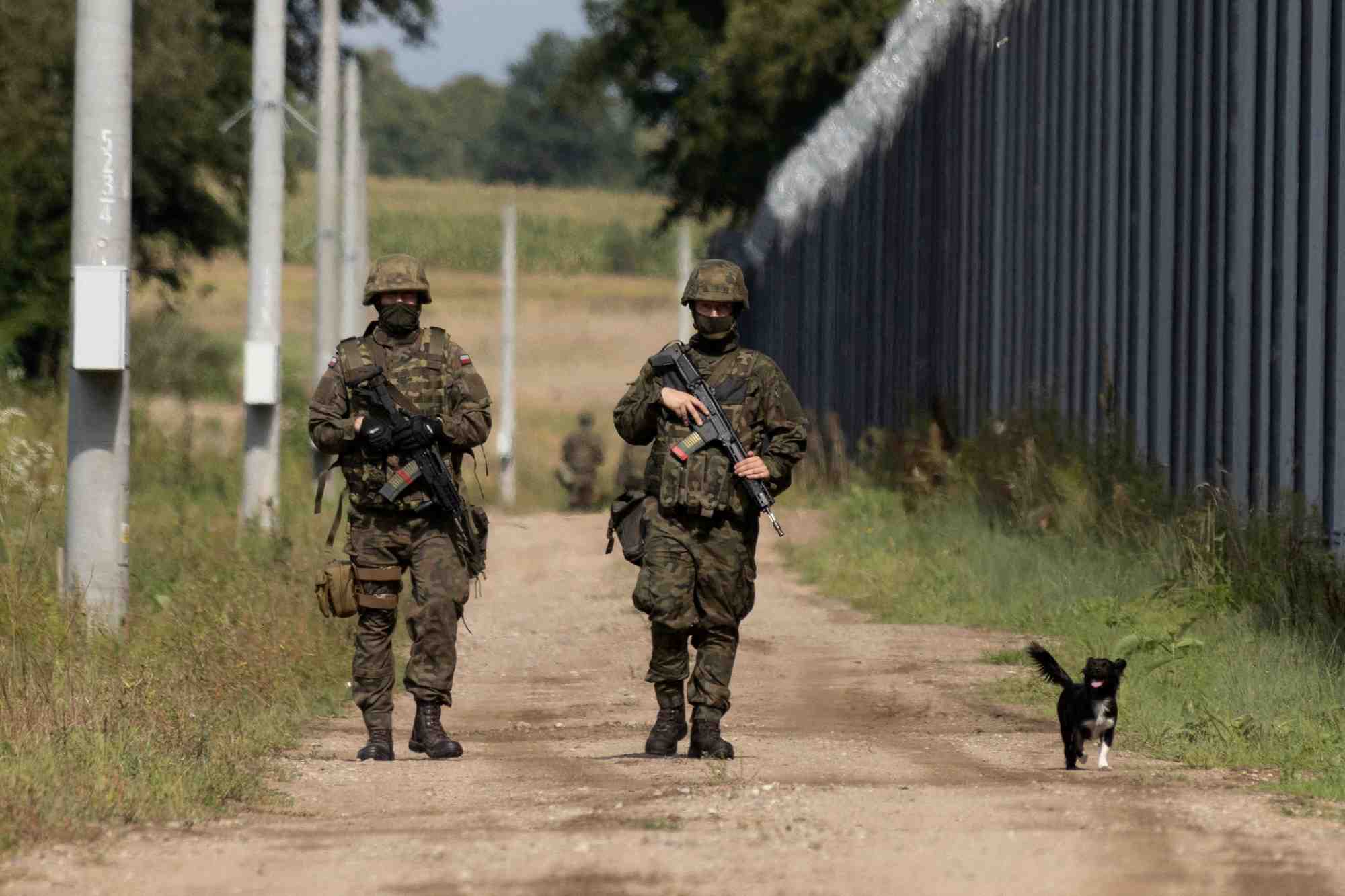 Des soldats polonais patrouillent a la frontiere polono-bielorusse