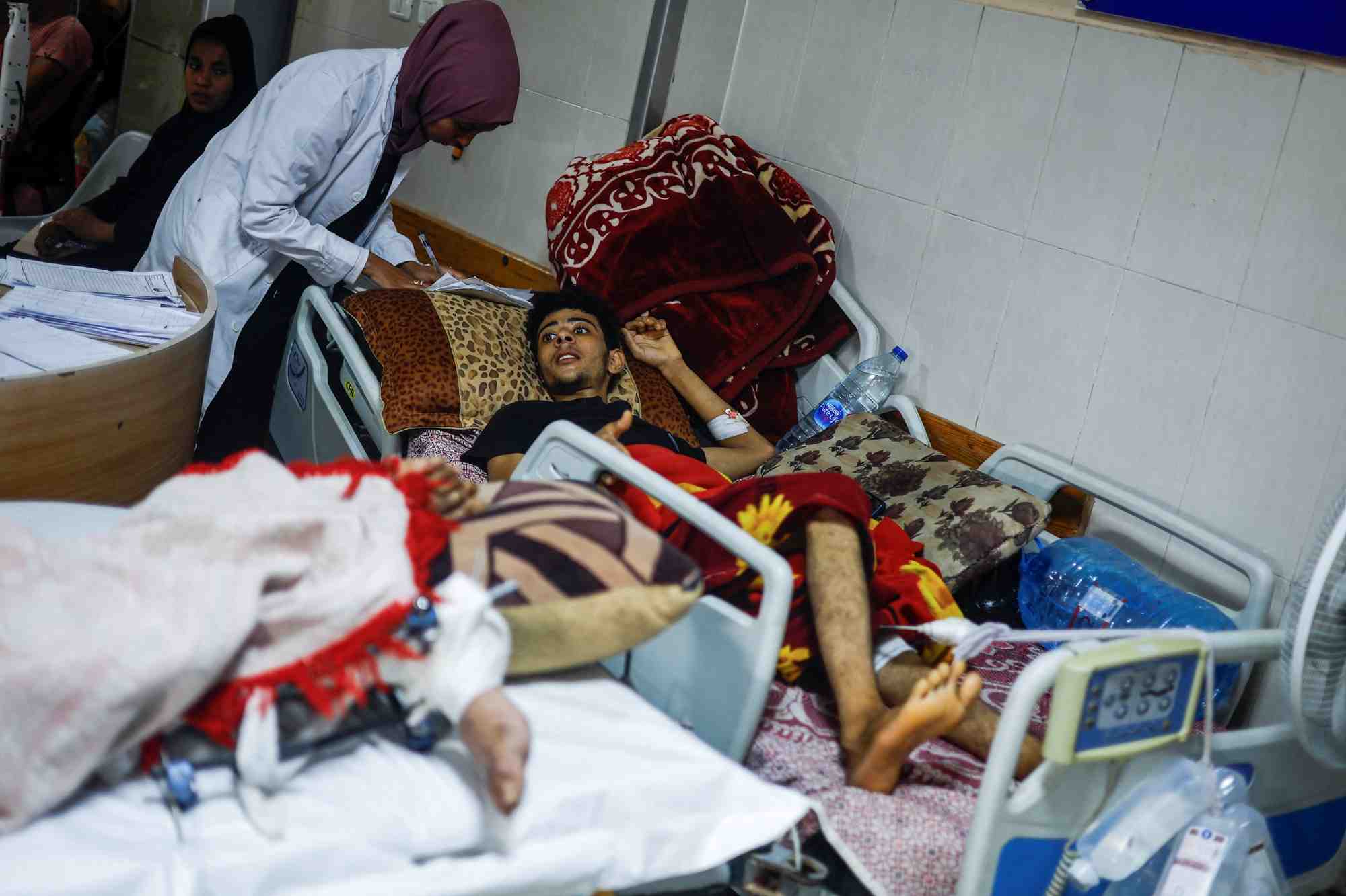 Un palestinien sur un lit d'hopital nasser dans le sud de la bande de gaza