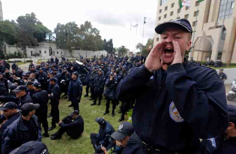 Des centaines de policiers manifestent en Algérie