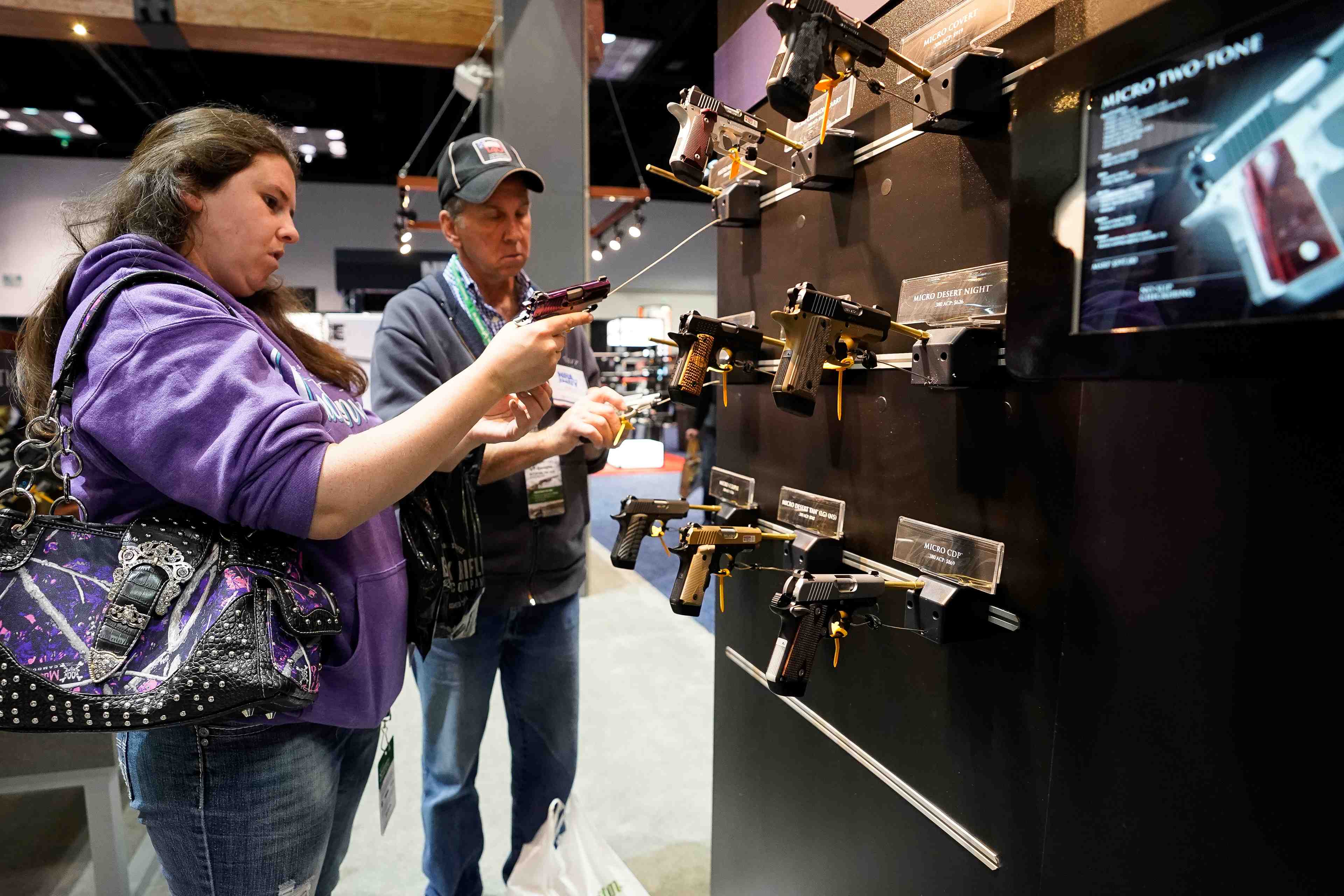 Le point de la vue de la nra doit "etre respecte", dit trump apres les tueries