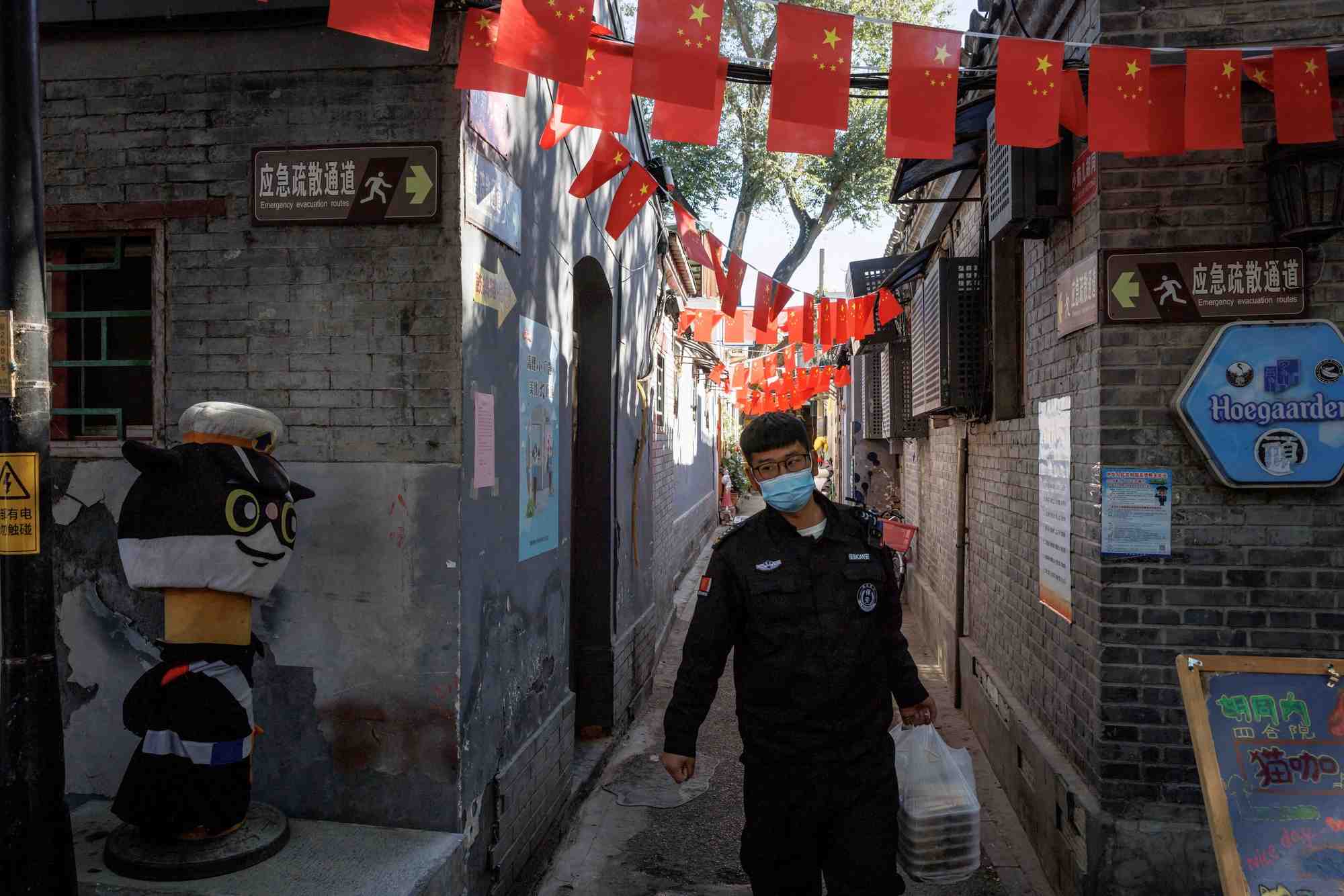 Des drapeaux chinois dans une allee d'un vieux quartier alors que la ville se prepare pour le 20e congres national du parti communiste