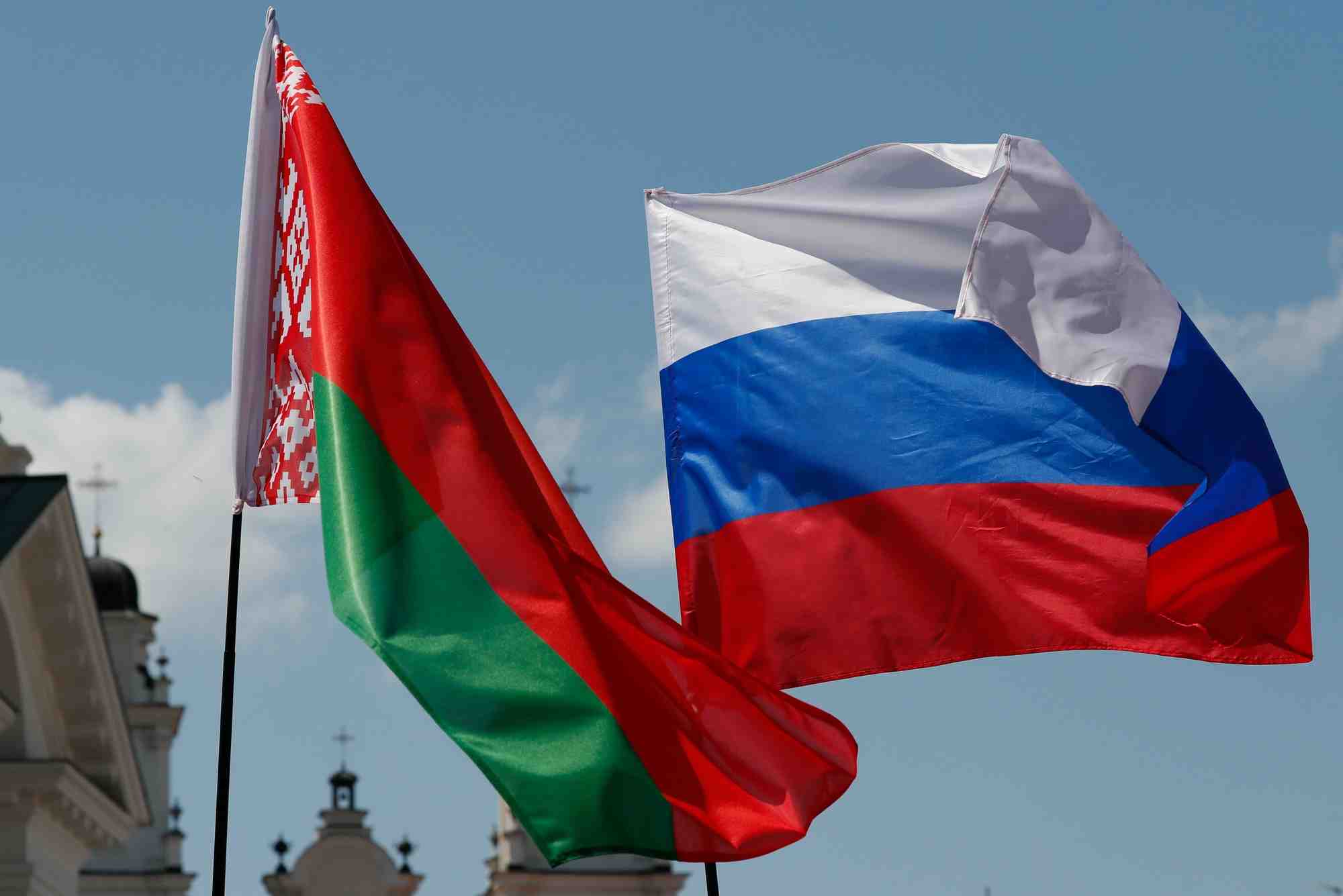 Drapeaux nationaux bielorusse et russe lors de l'evenement "journee de la russie multinationale" dans le centre de minsk