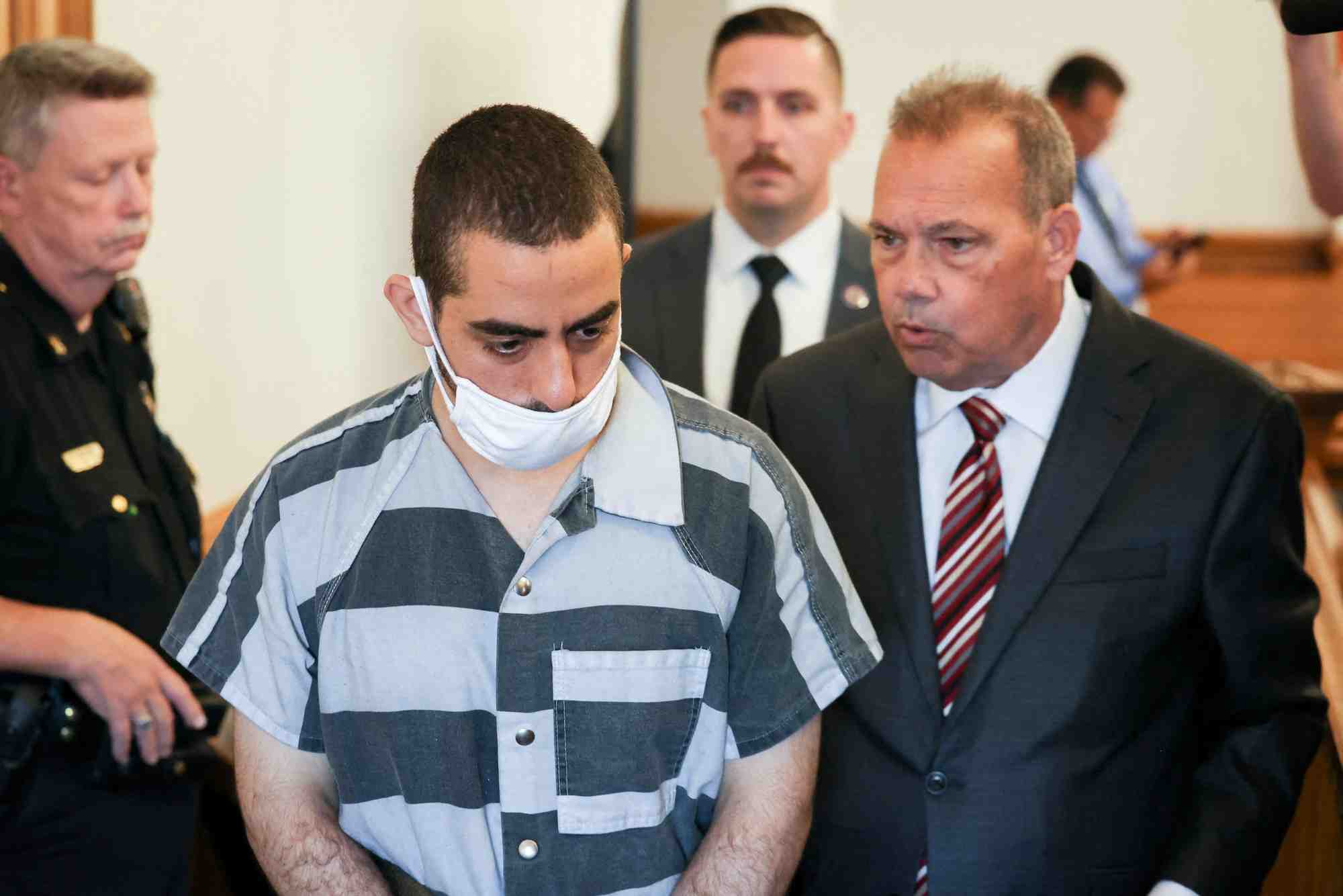 Hadi matar, accuse d'avoir gravement blesse le romancier salman rushdie, comparait devant un tribunal a mayville