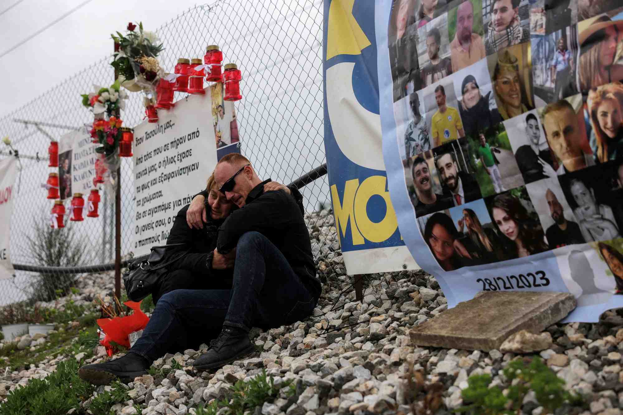 Commemoration sur le lieu de l'accident, a l'occasion du premier anniversaire de l'accident ferroviaire le plus meurtrier de grece, a tempi
