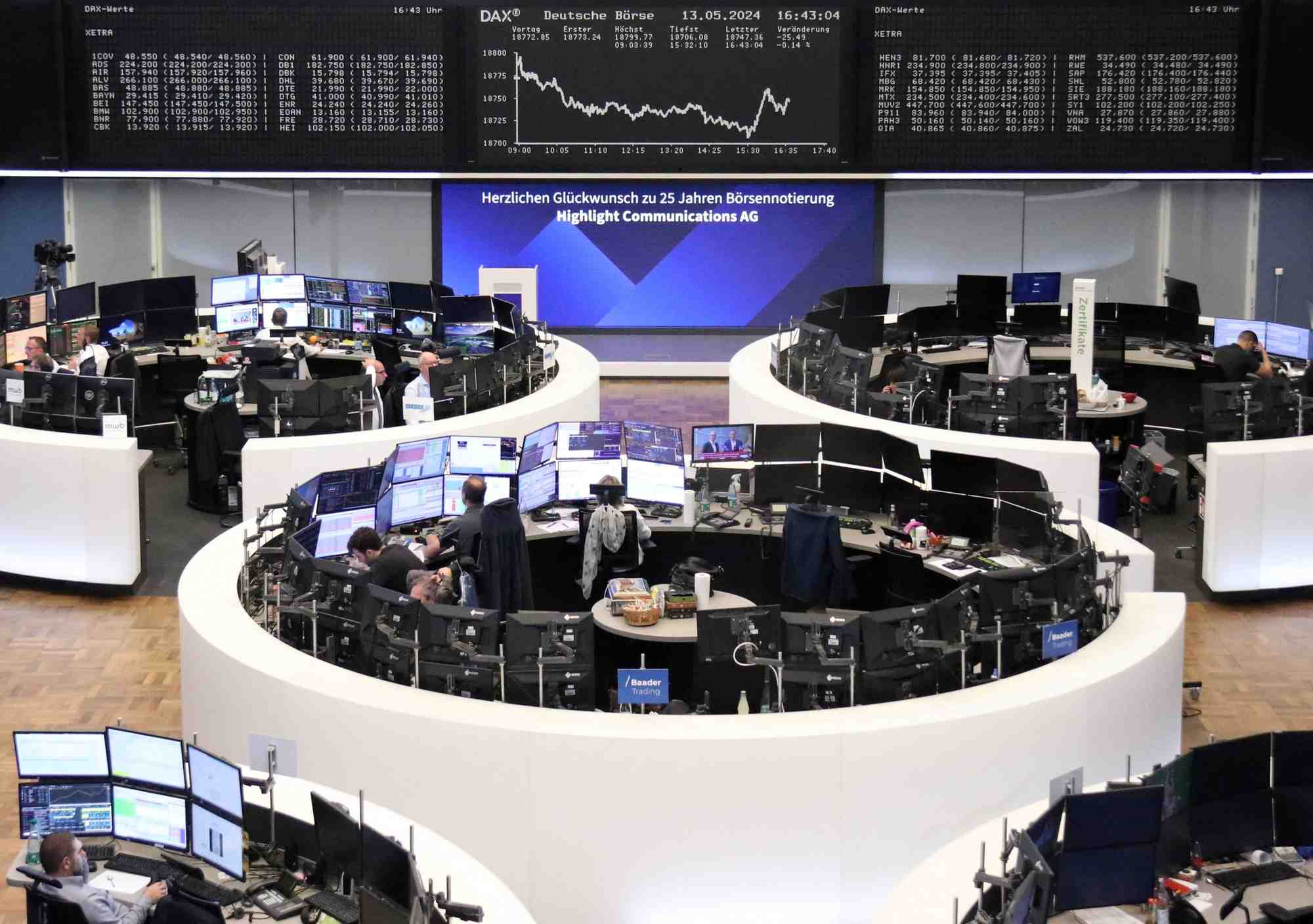 Les traders travaillent a la bourse de francfort