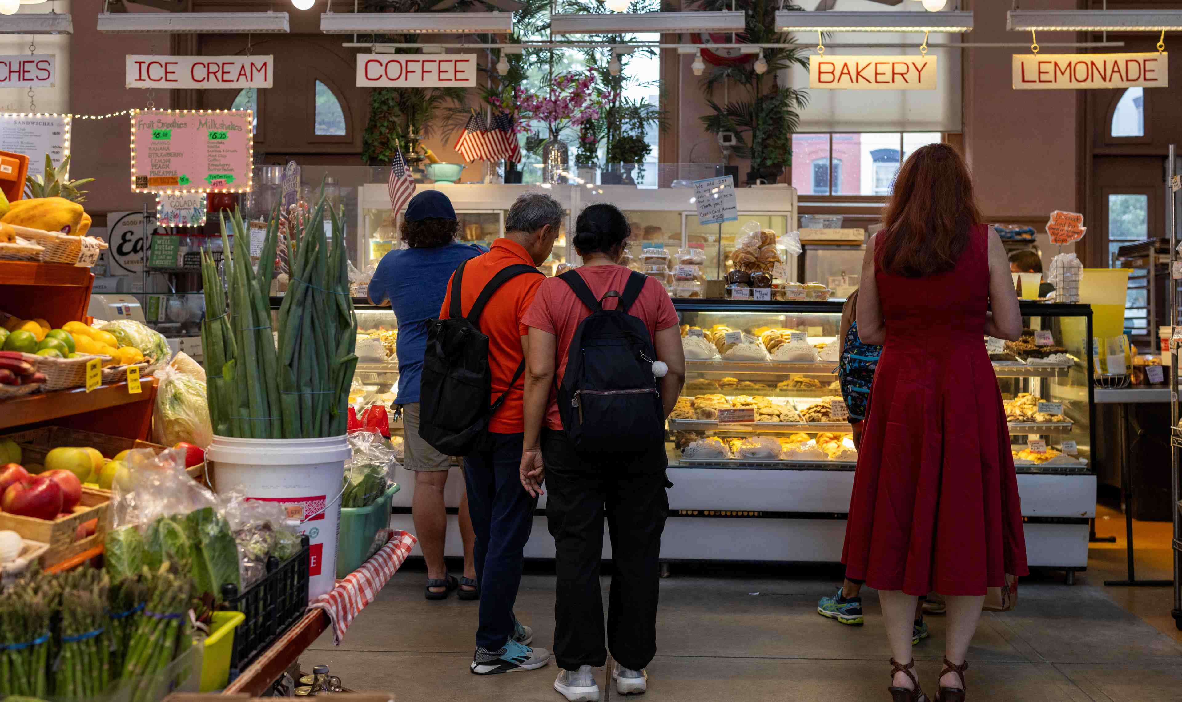 Des gens font leurs courses au eastern market a washington d.c