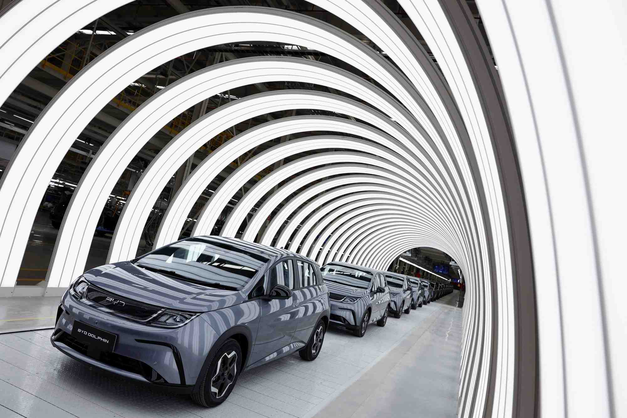 Des voitures electriques du chinois byd a l'interieur d'une usine en thailande