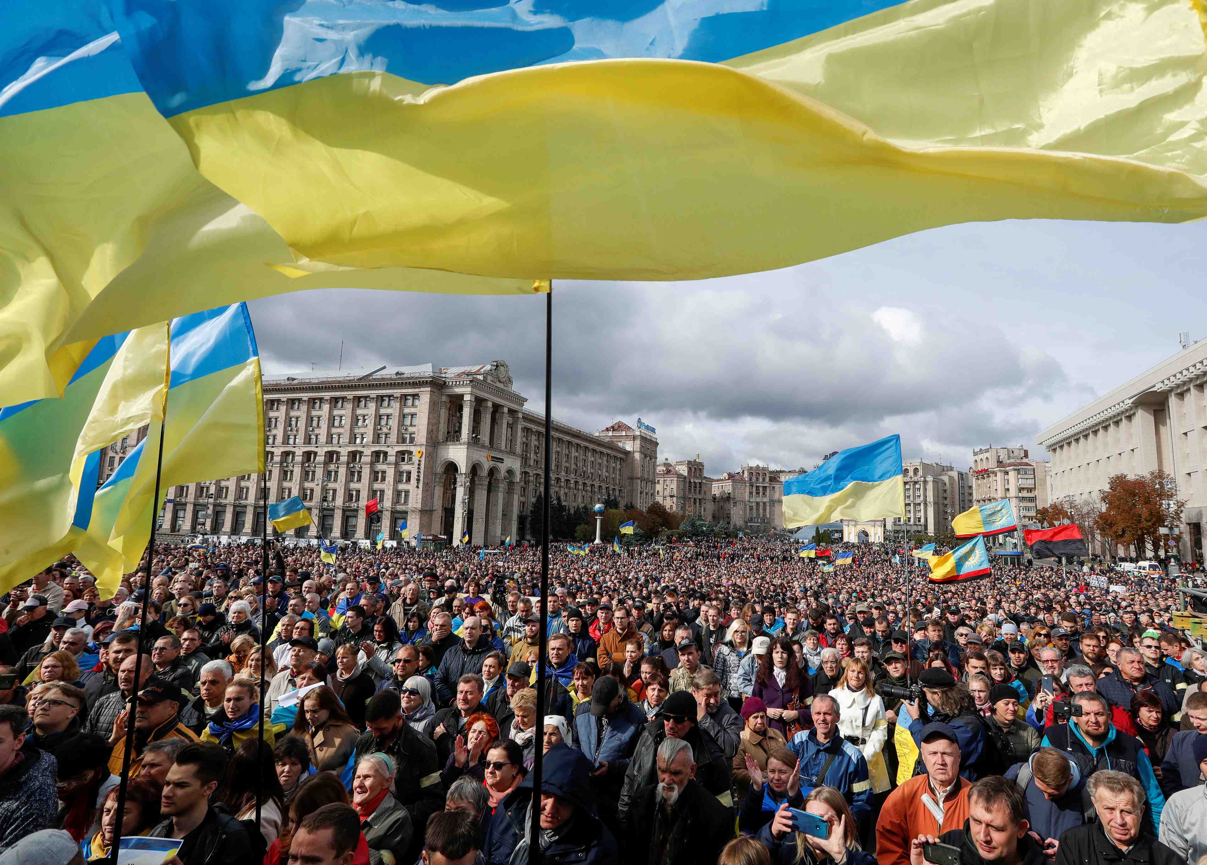 Manifestation a kiev contre un projet visant a rendre le donbass autonome