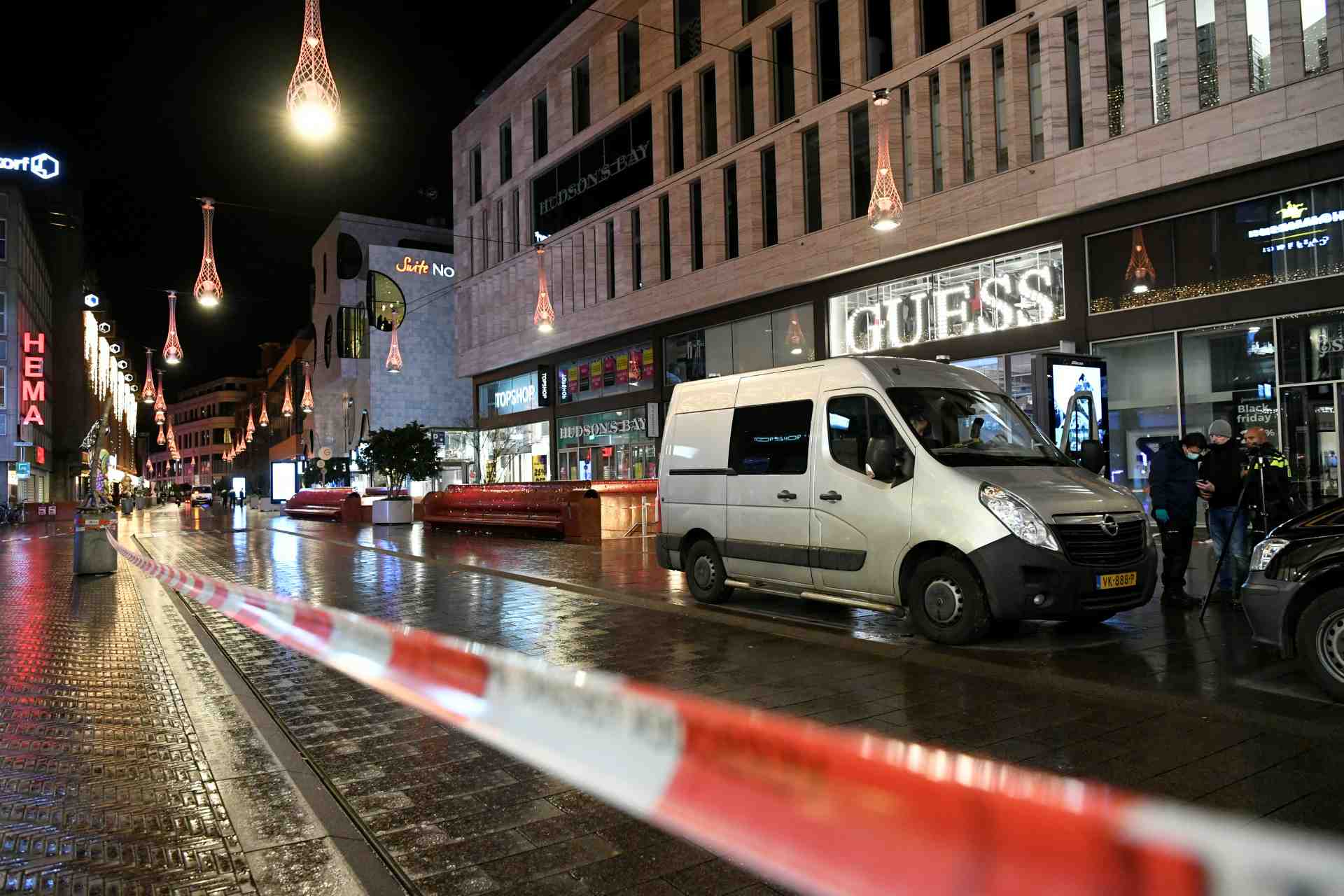 Attaque au couteau: la police neerlandaise toujours en recherche d'un suspect