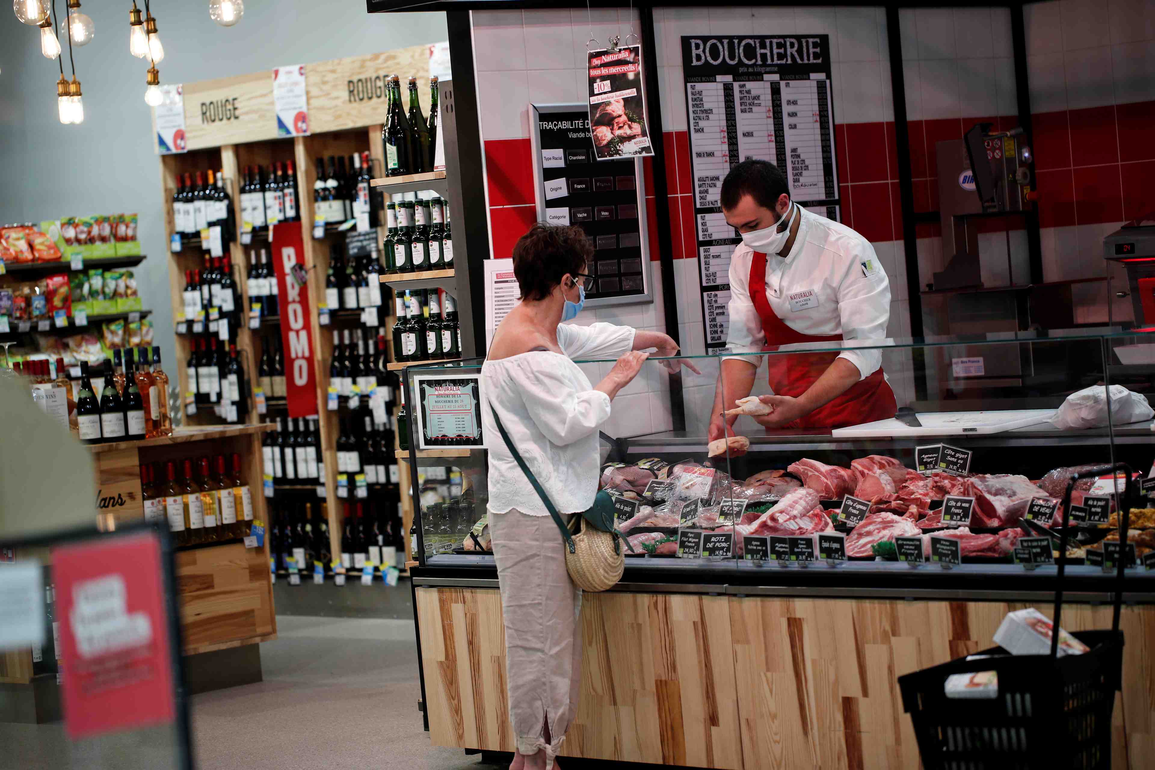 Commerce: face a la fronde, la france restreint la vente en grande surface