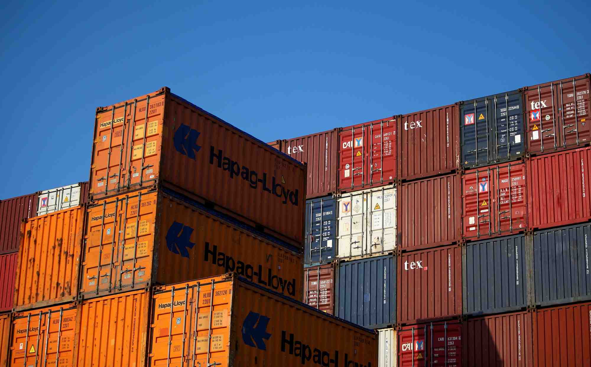 Conteneurs empiles dans le port de hambourg