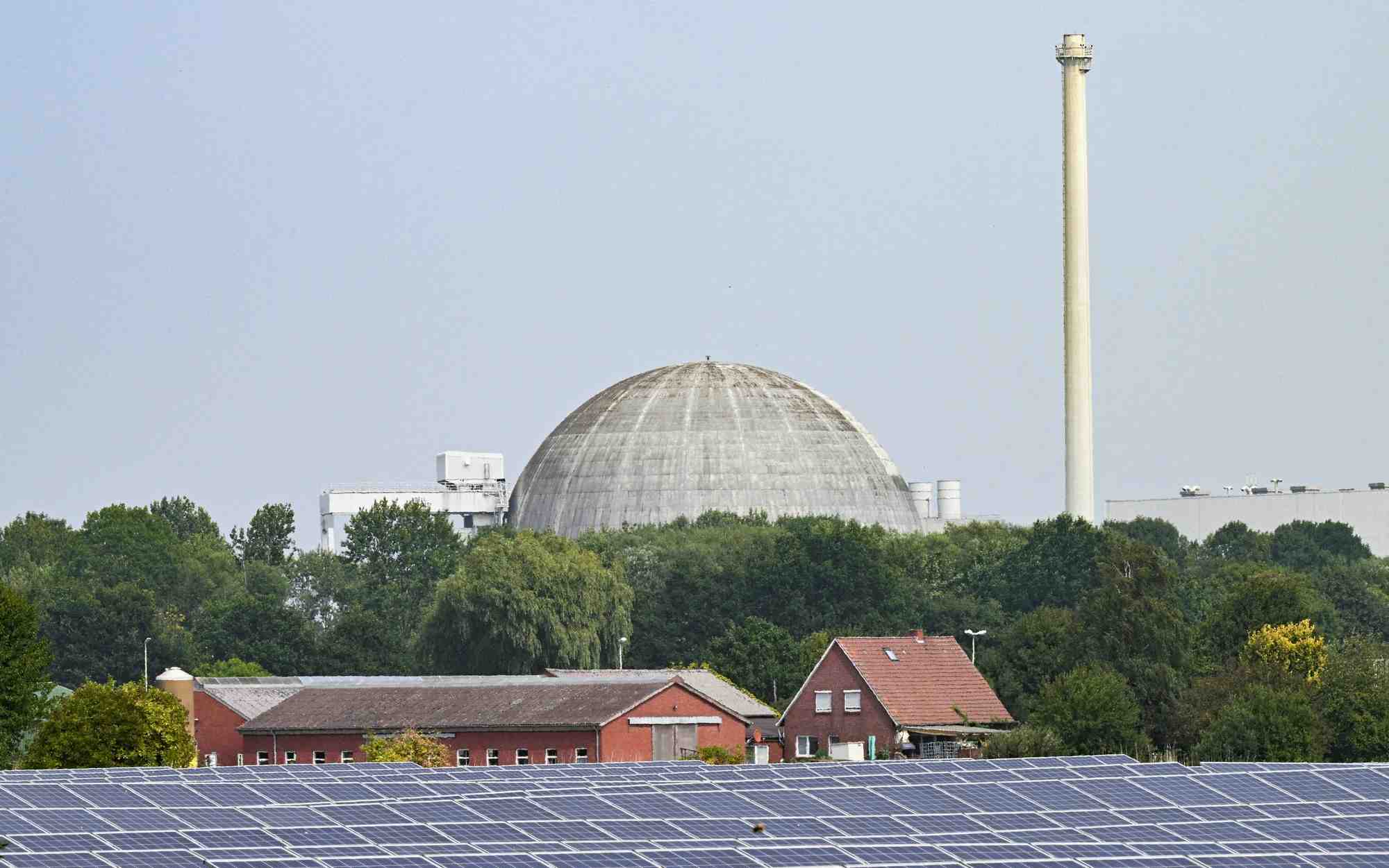 Vue generale d'un parc solaire en face de la centrale nucleaire d'unterweser