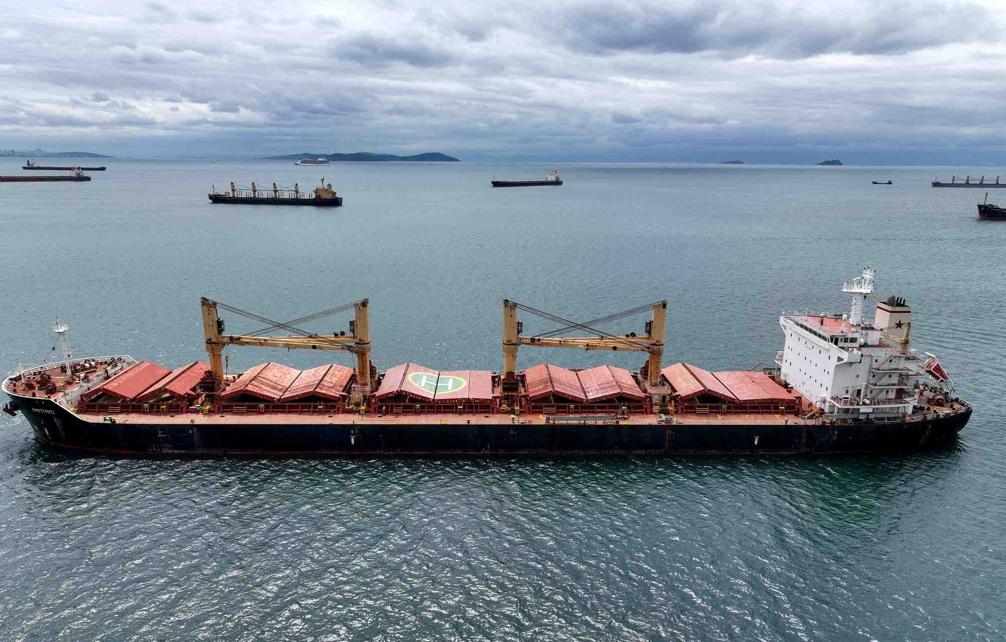 L'amfitriti et d'autres navires commerciaux attendent de passer le detroit du bosphore