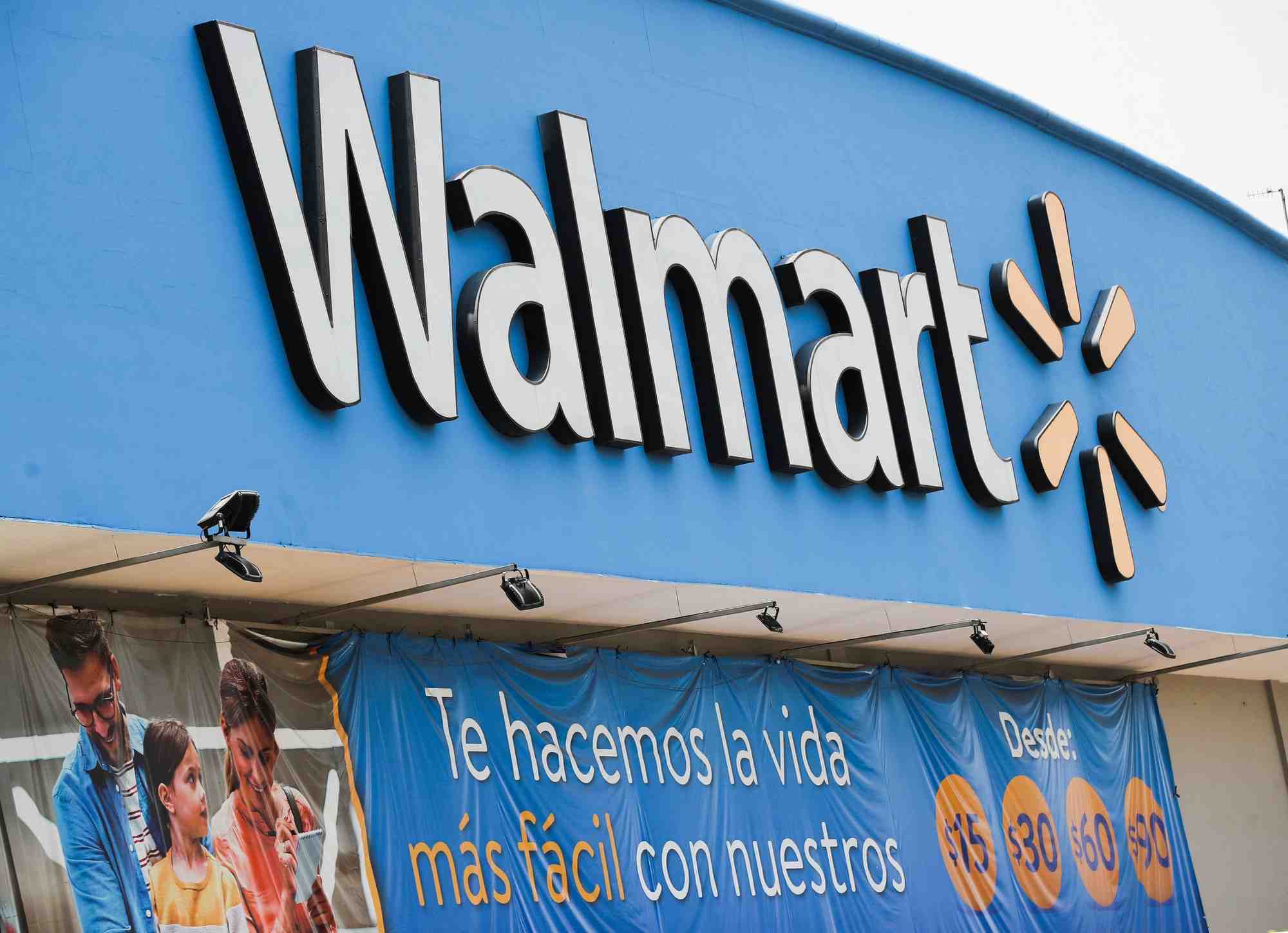 Le logo de walmart a l'exterieur d'un magasin a mexico