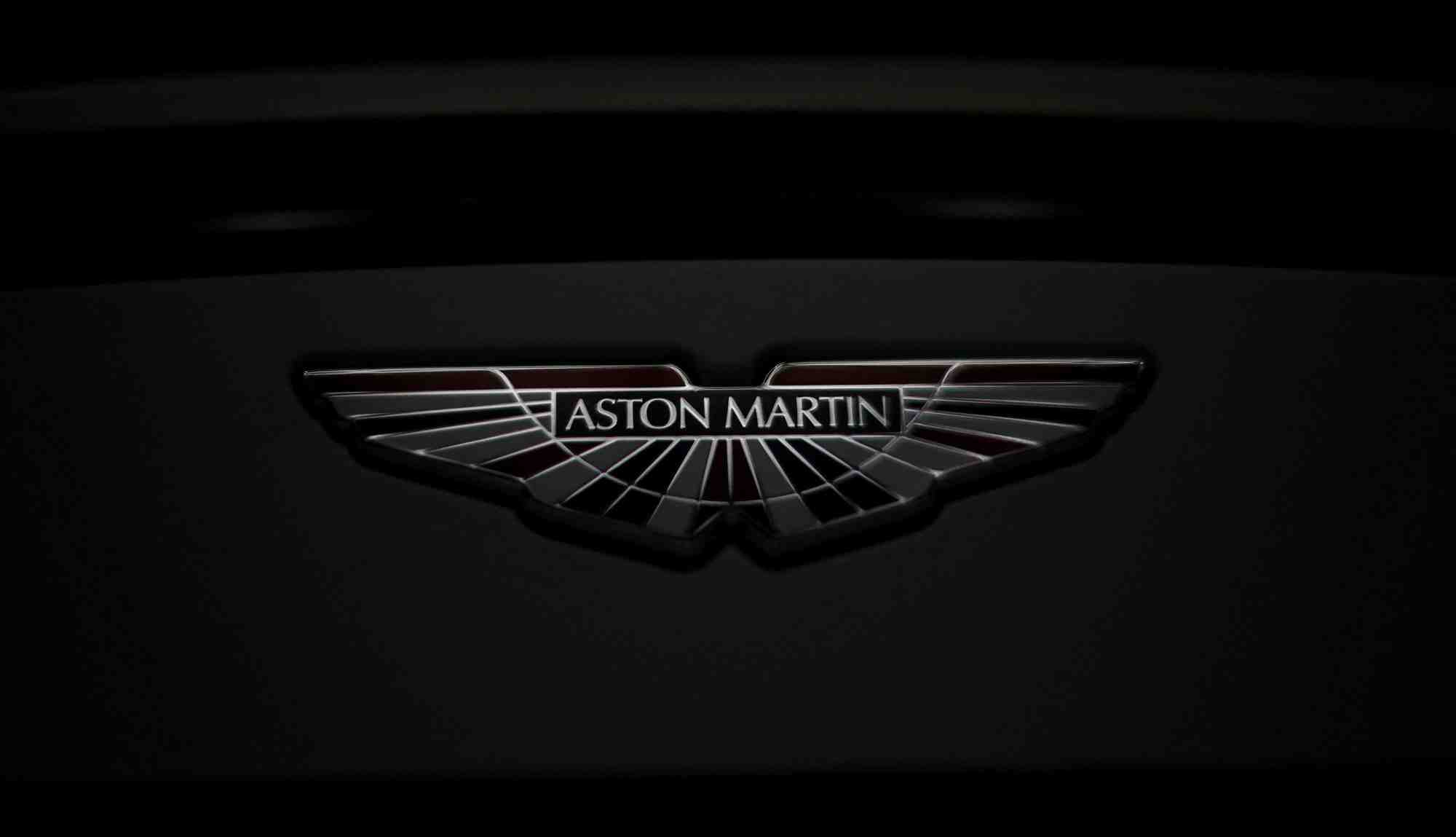 Le logo aston martin sur une voiture v12 vantage a l'usine de gaydon