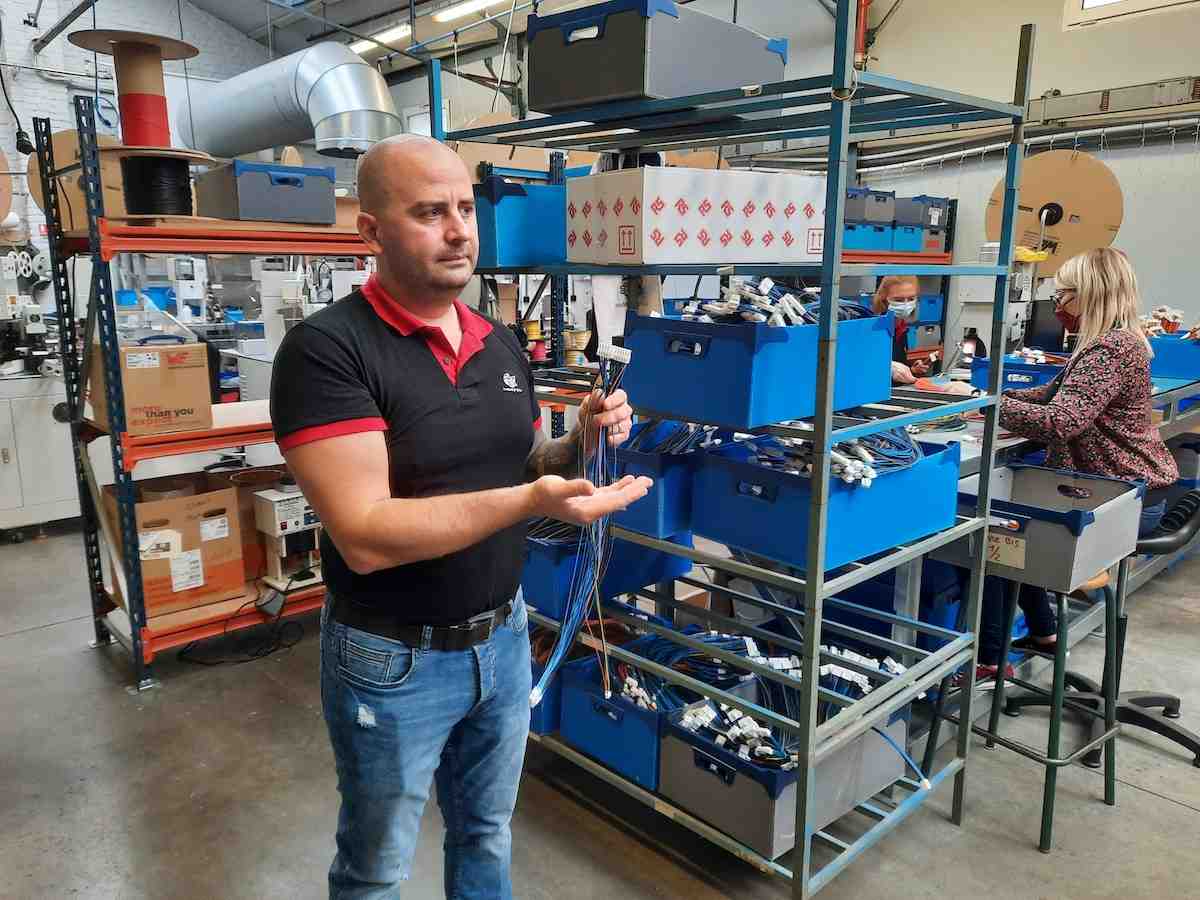 Mickael Coronado a insufflé de l'innovation et de l'agilité dans toutes les étapes de la fabrication, des fils aux cartes électroniques
