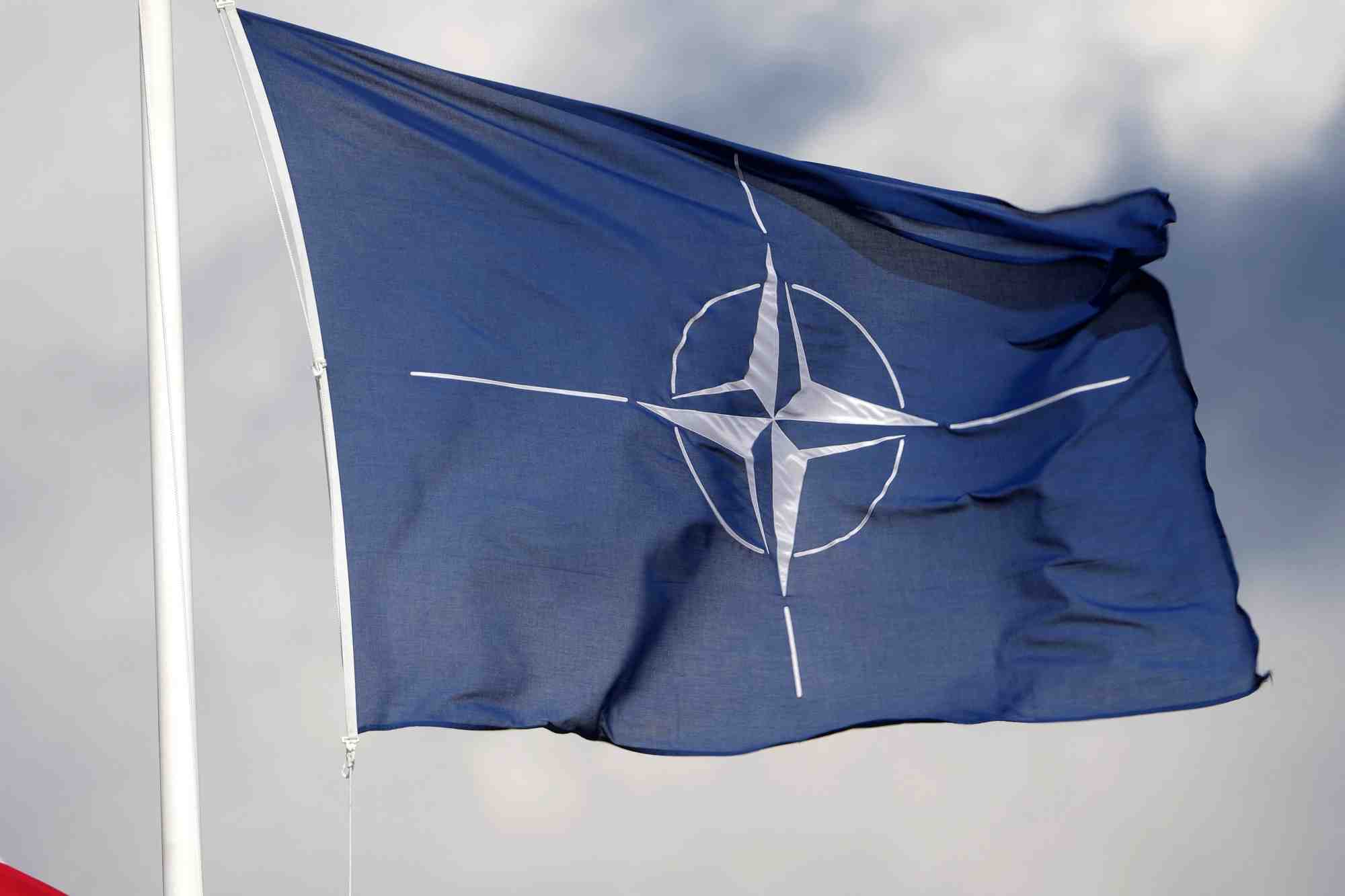 Photo d'un drapeau de l'otan sur la base militaire de tapa, en estonie