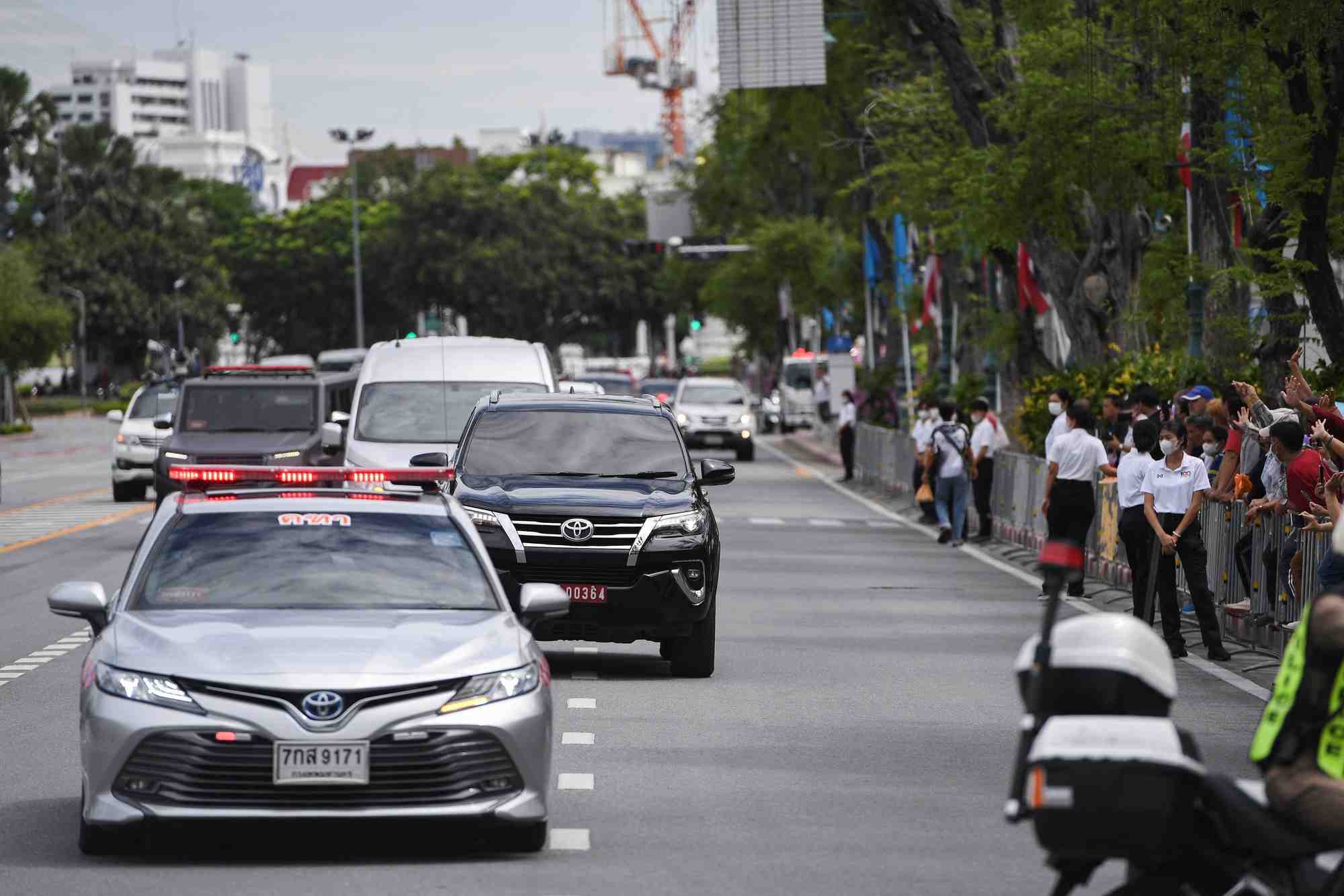 Un cortege transportant l'ancien premier ministre thailandais thaksin shinawatra rejoint la cour supreme a bangkok, en thailande