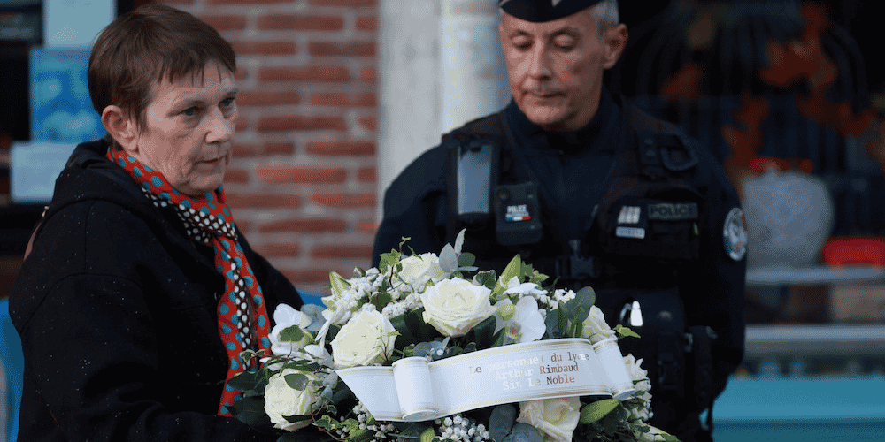 Hommage rendu lors des obsèques de Dominique Bernard assassiné dans son lycée par Mohammed Mogouchkov.