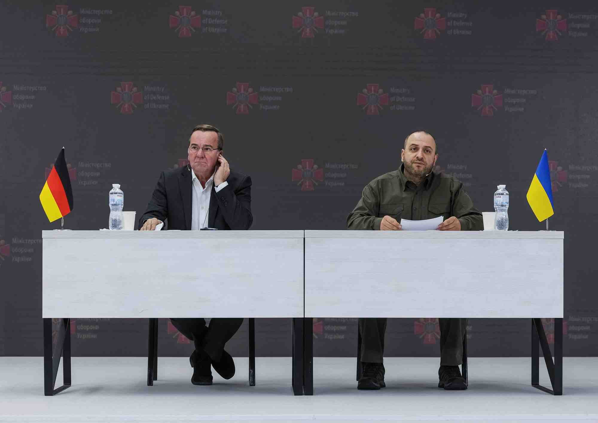 Le ministre ukrainien de la defense, roustem oumerov, et le ministre allemand de la defense, boris pistorius, lors d'une conference de presse a kyiv