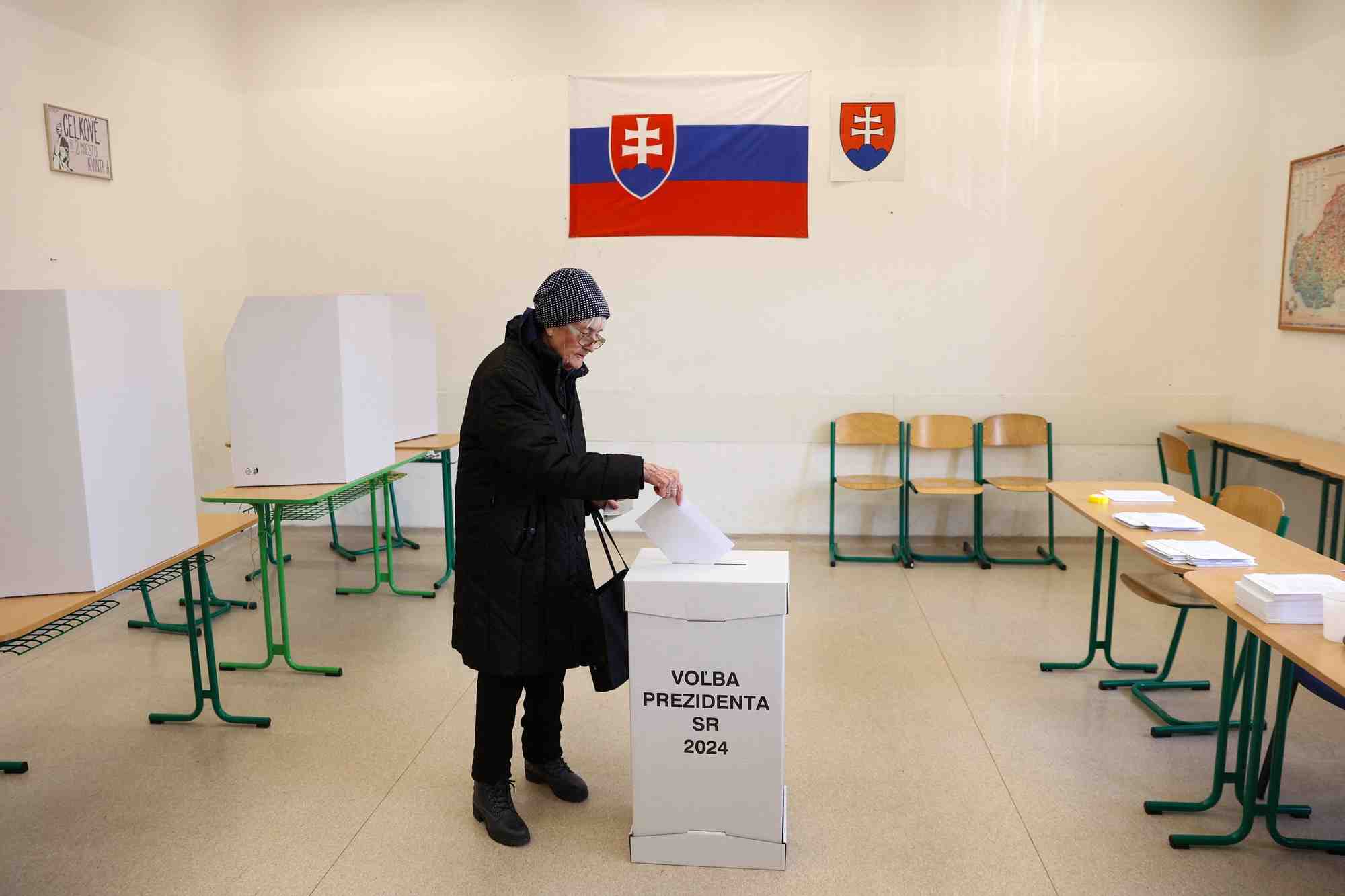 Une femme vote lors de l'election presidentielle slovaque dans un bureau de vote a bratislava