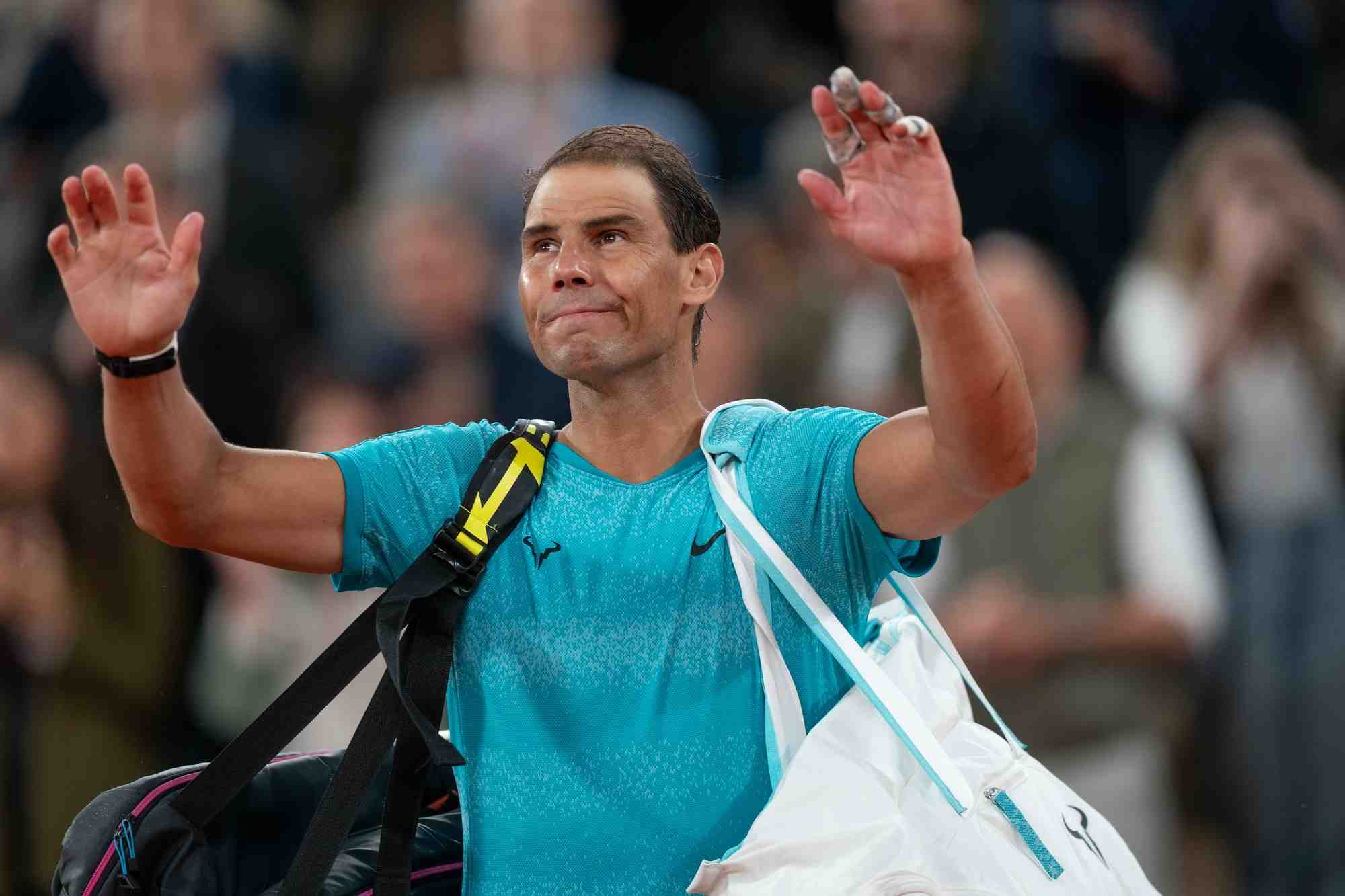 L'espagnol rafael nadal salue un stade plein apres son match contre l'allemand alexander zverev lors de la deuxieme journee de roland garros