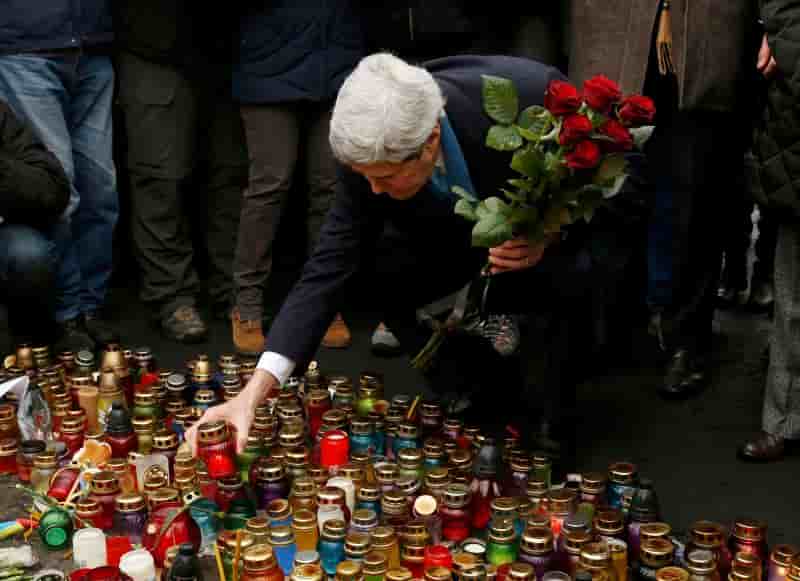 John Kerry arrive à Kiev et condamne Moscou