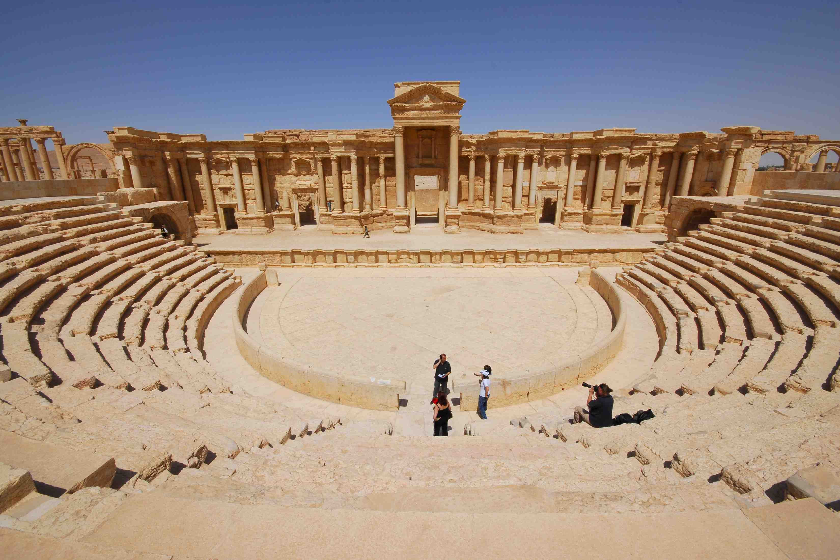 L'ei a fusille une vingtaine d'hommes dans le theatre antique de palmyre en syrie