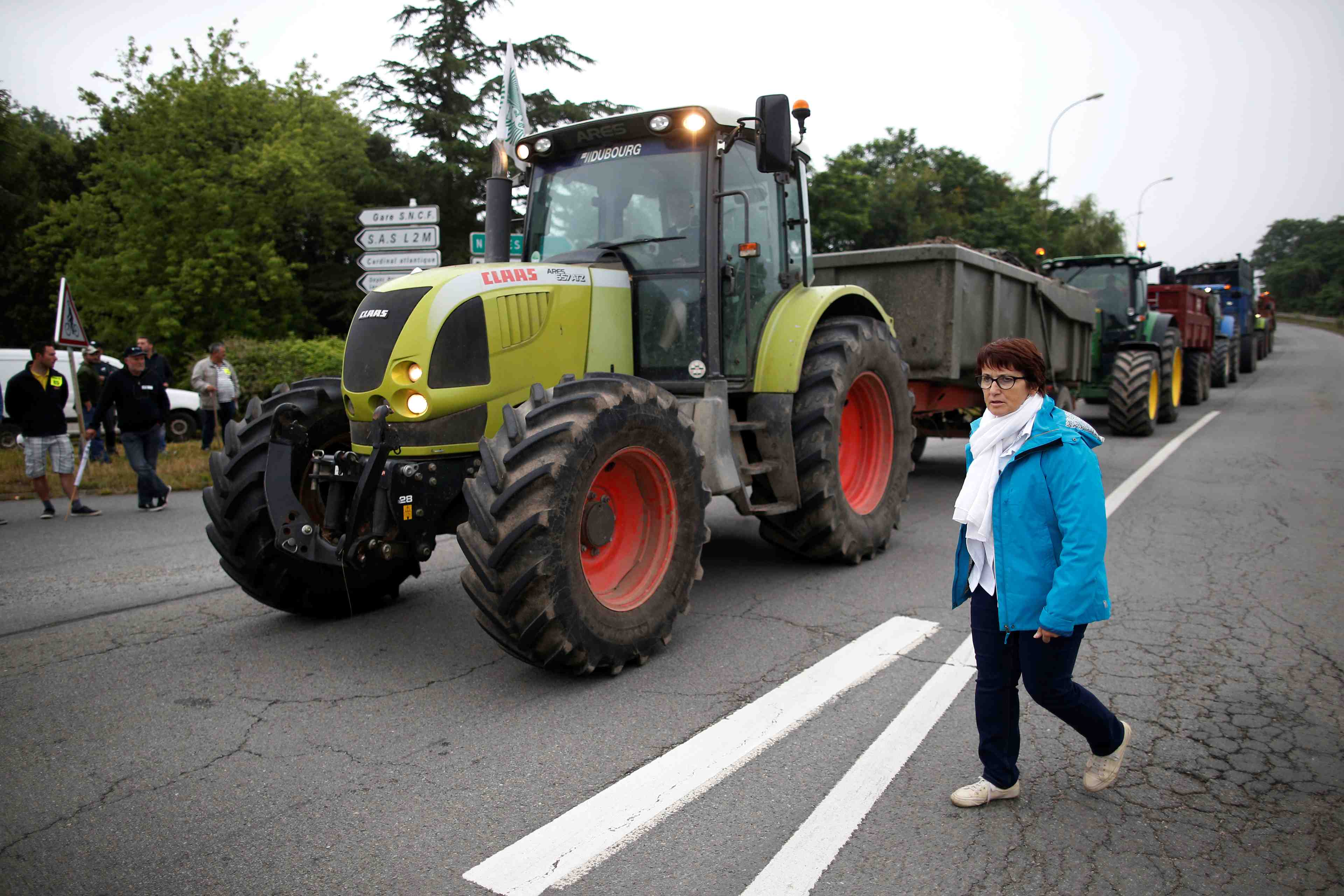 Fnsea et ja appellent a l'arret du blocage des raffineries
