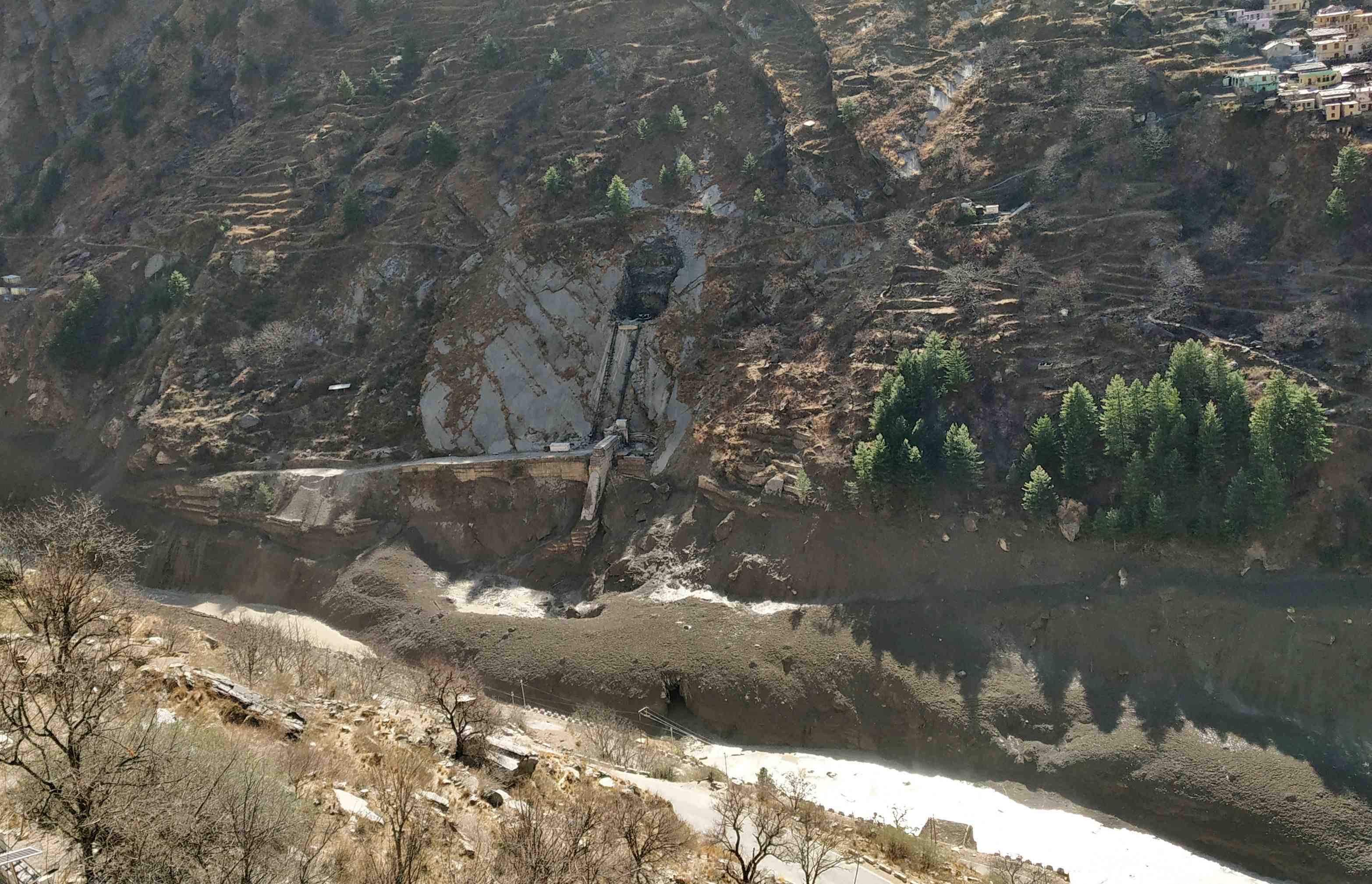 Inde: des dizaines de morts redoutes apres la rupture d'un glacier de l'himalaya