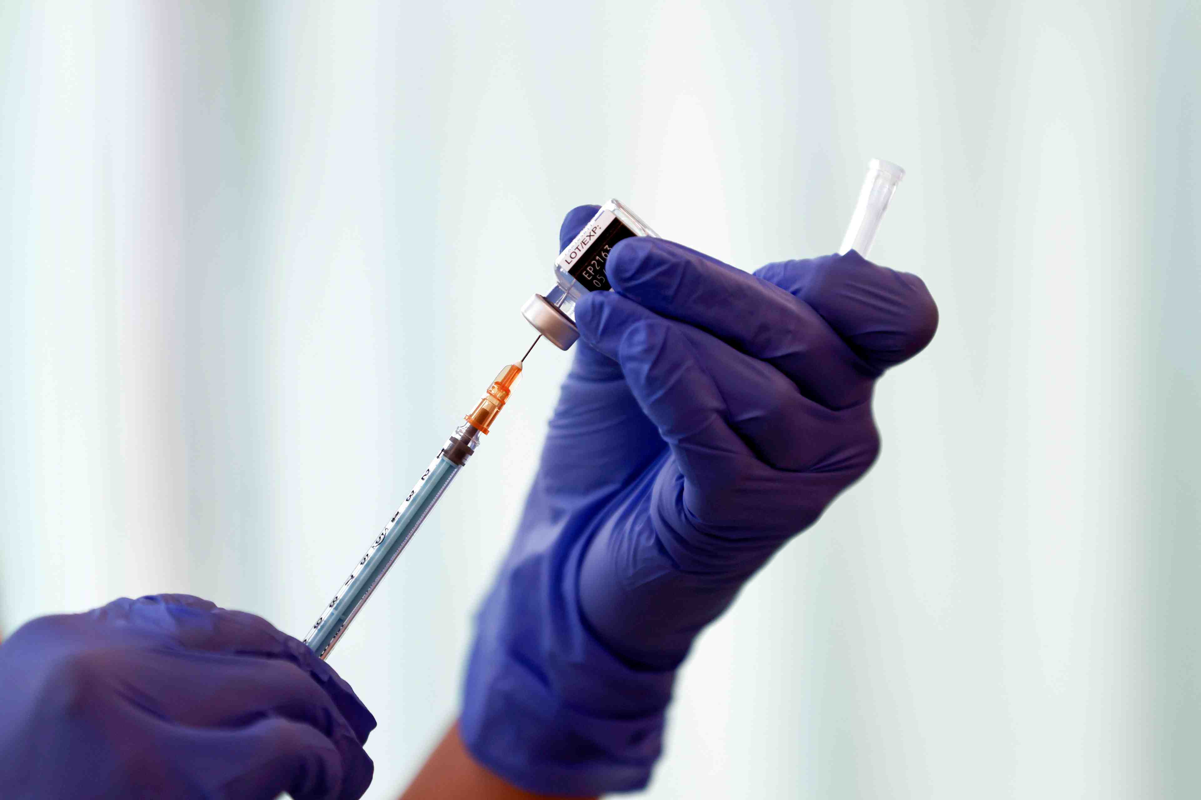 Pfizer a du retard dans ses livraisons de vaccins a l'ue, selon des sources