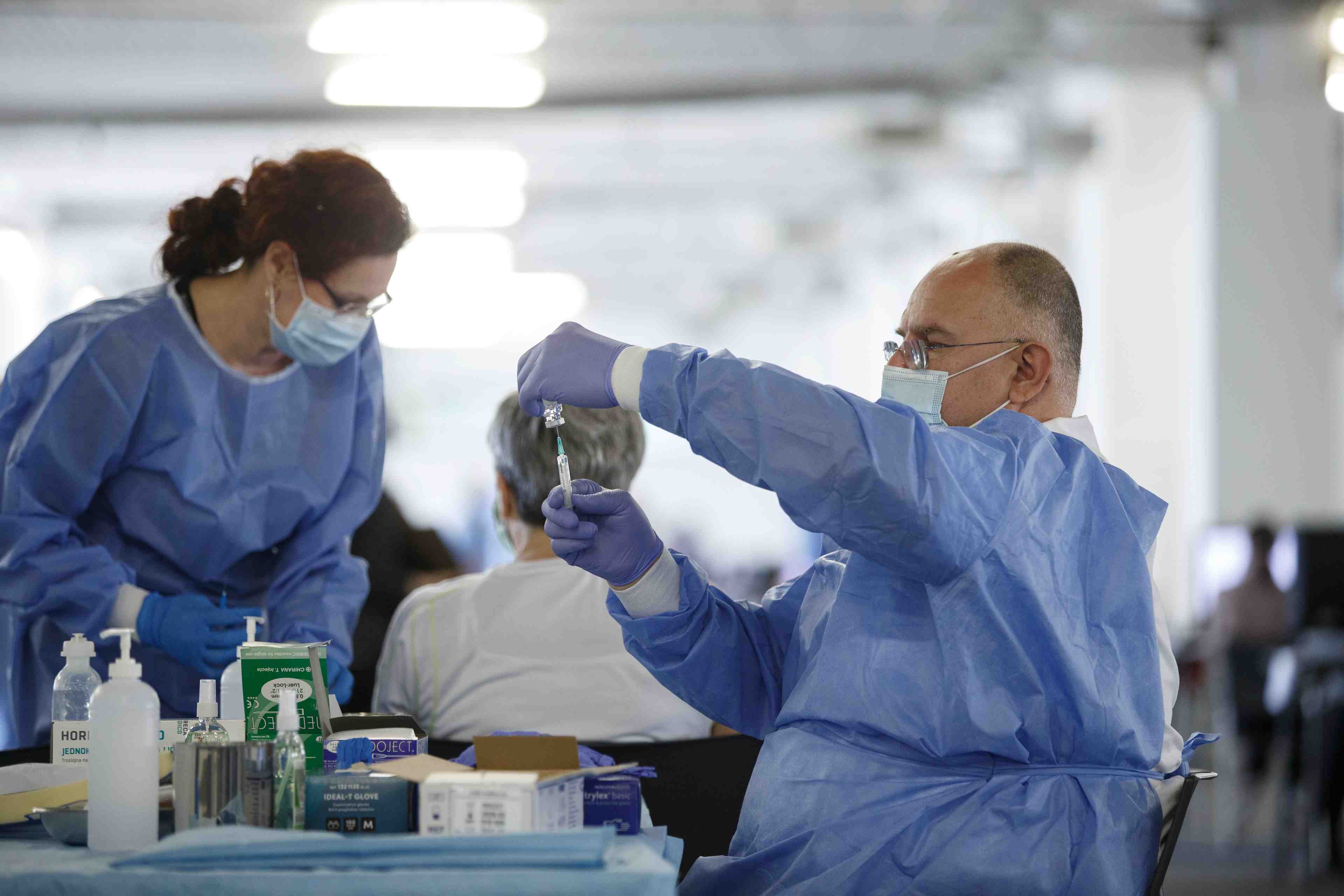 Coronavirus: possible lien entre vaccin astrazeneca et de tres rares cas de caillots, selon l'ema