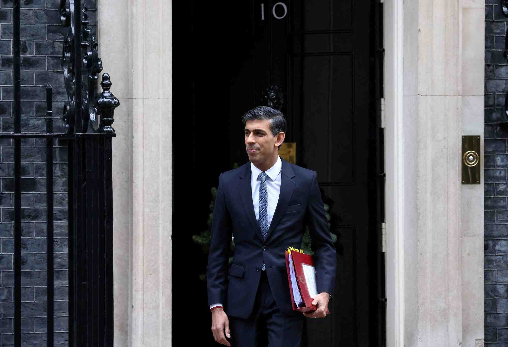 Le premier ministre britannique rishi sunak quitte 10 downing street