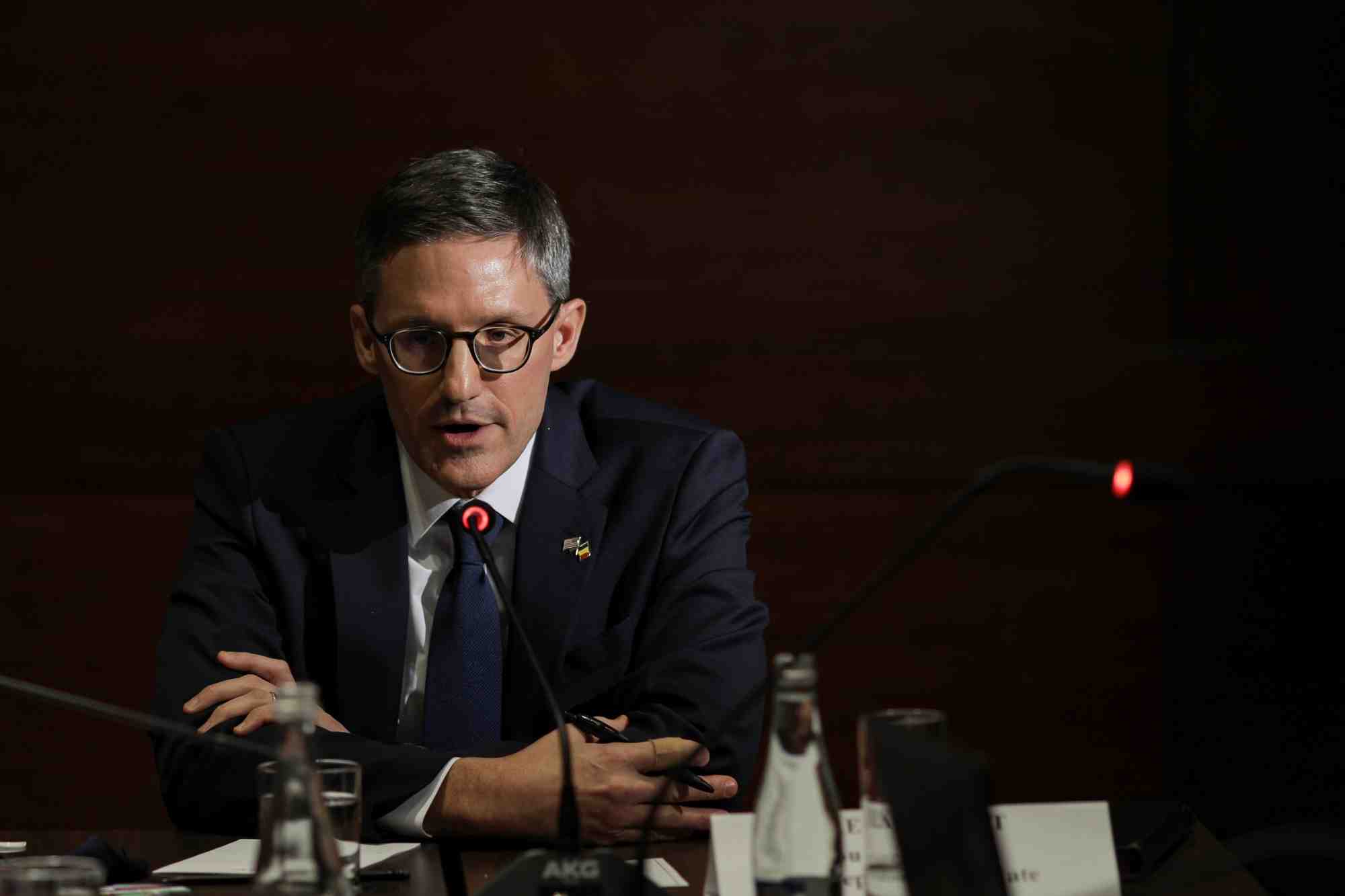 Photo du conseiller principal du departement d'etat des etats-unis, derek chollet