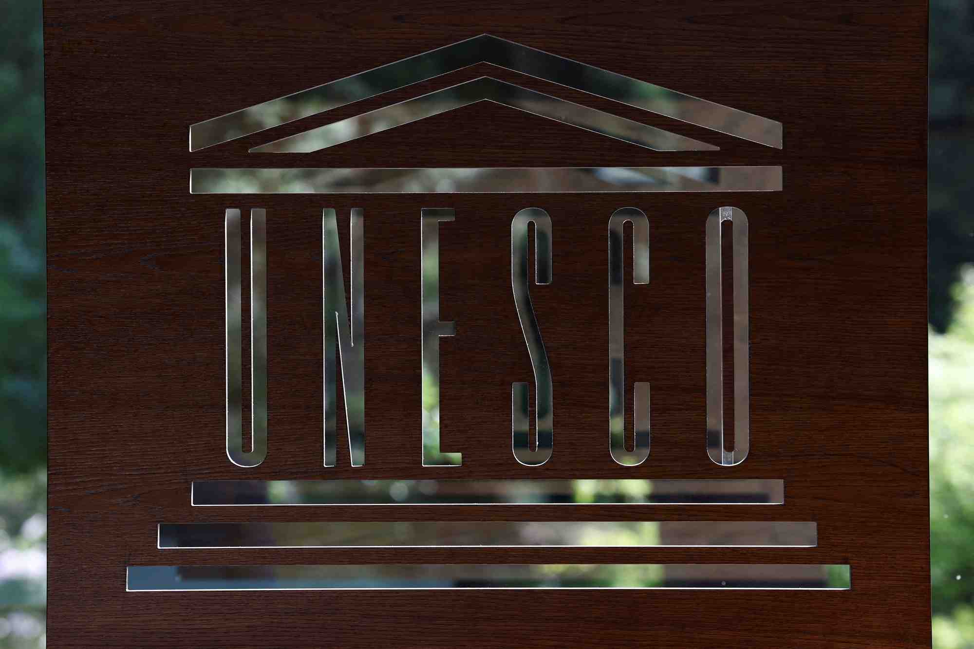 Le logo de l'unesco au siege de l'organisation a paris, en france