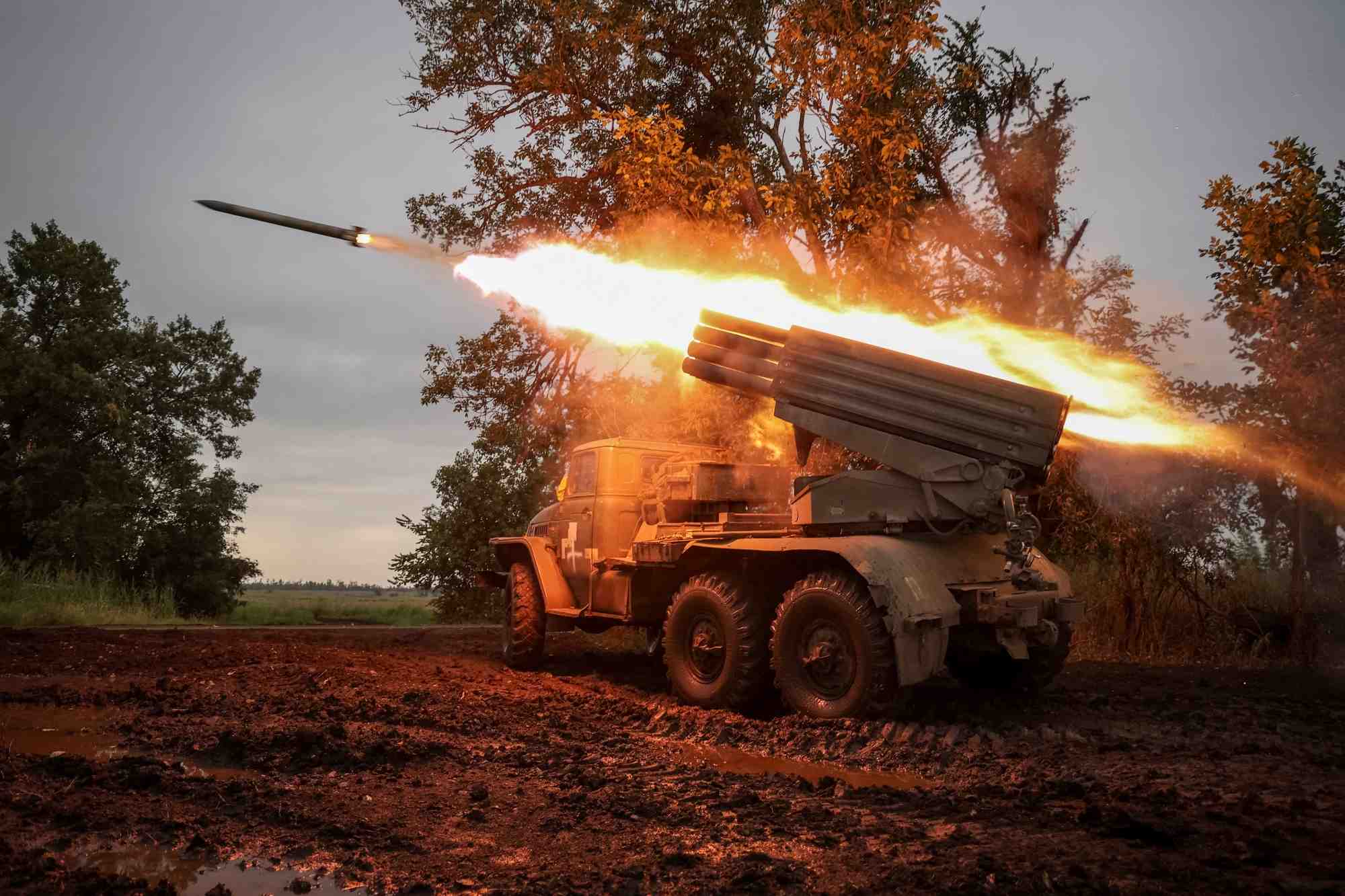 Des militaires ukrainiens tirent un systeme de fusees a lancement multiple bm-21 dans la region de donetsk, en ukraine