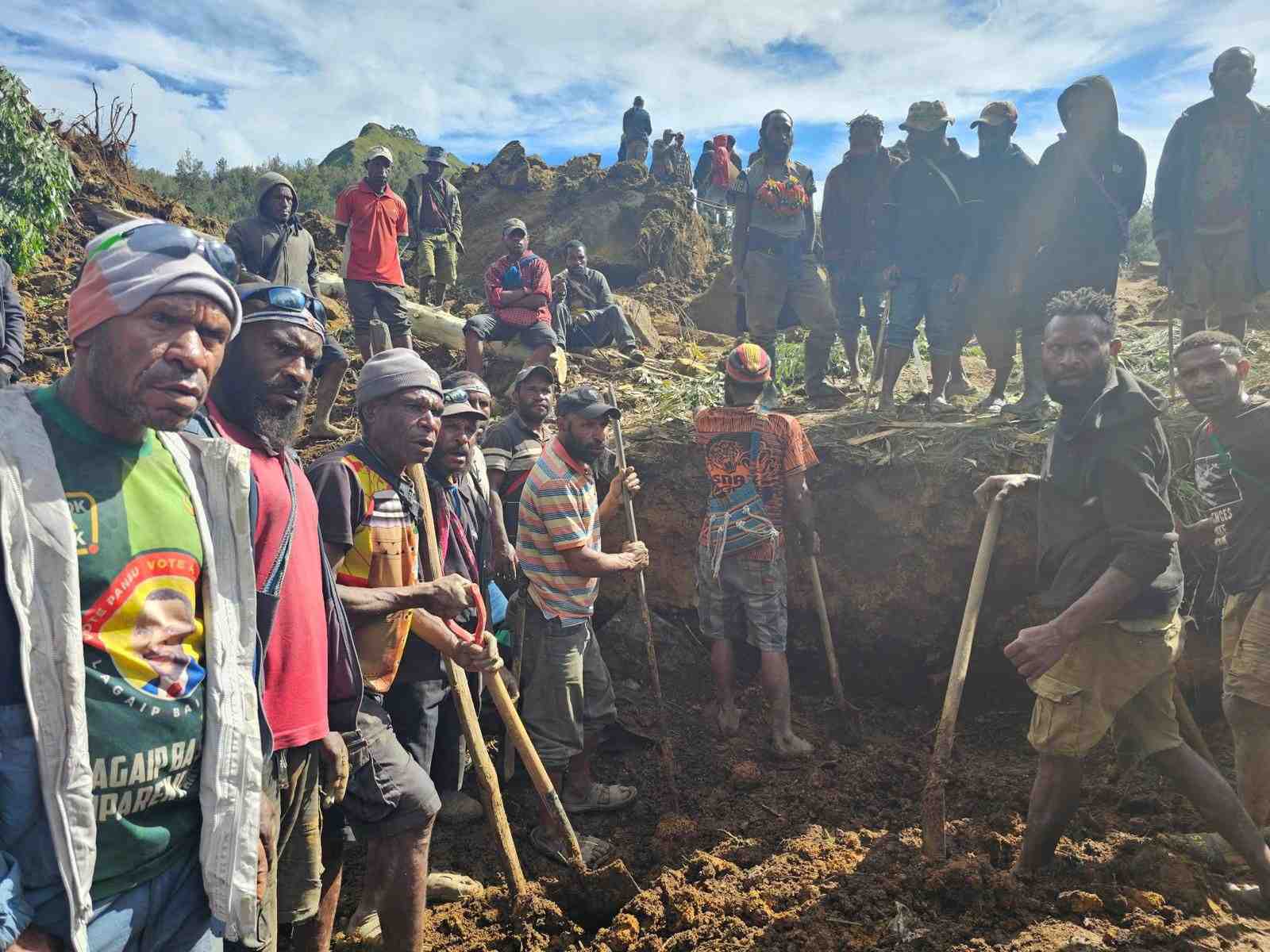 Vue des degats causes par un glissement de terrain a maip mulitaka