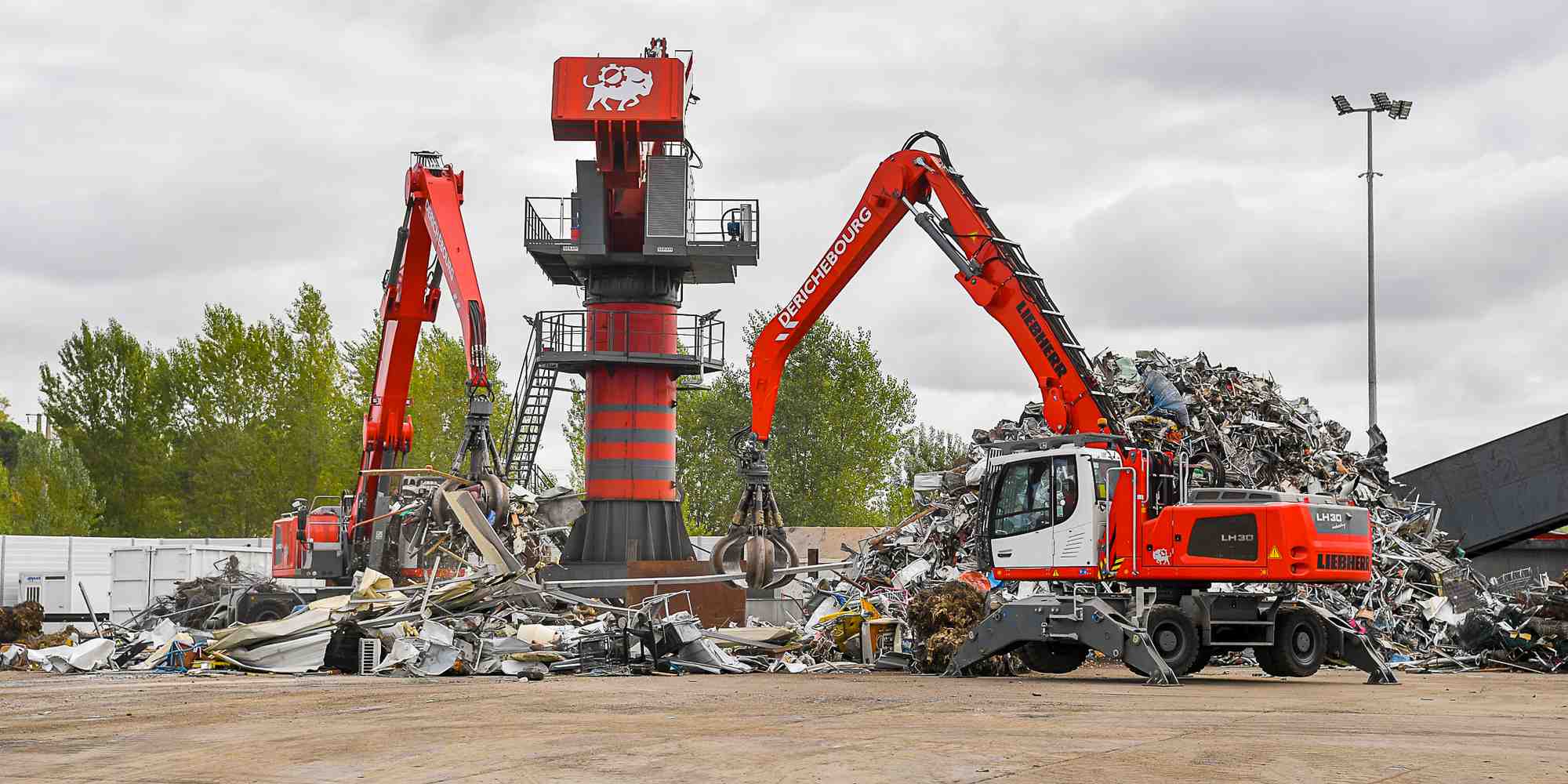 C'est à Bassens sur un site de 7,5 hectares flambant neuf que l'entreprise Derichebourg procède au tri, au broyage et au cisaillage de biens de consommation courante tels que des voitures, des réfrigérateurs et des ballons chaudes.