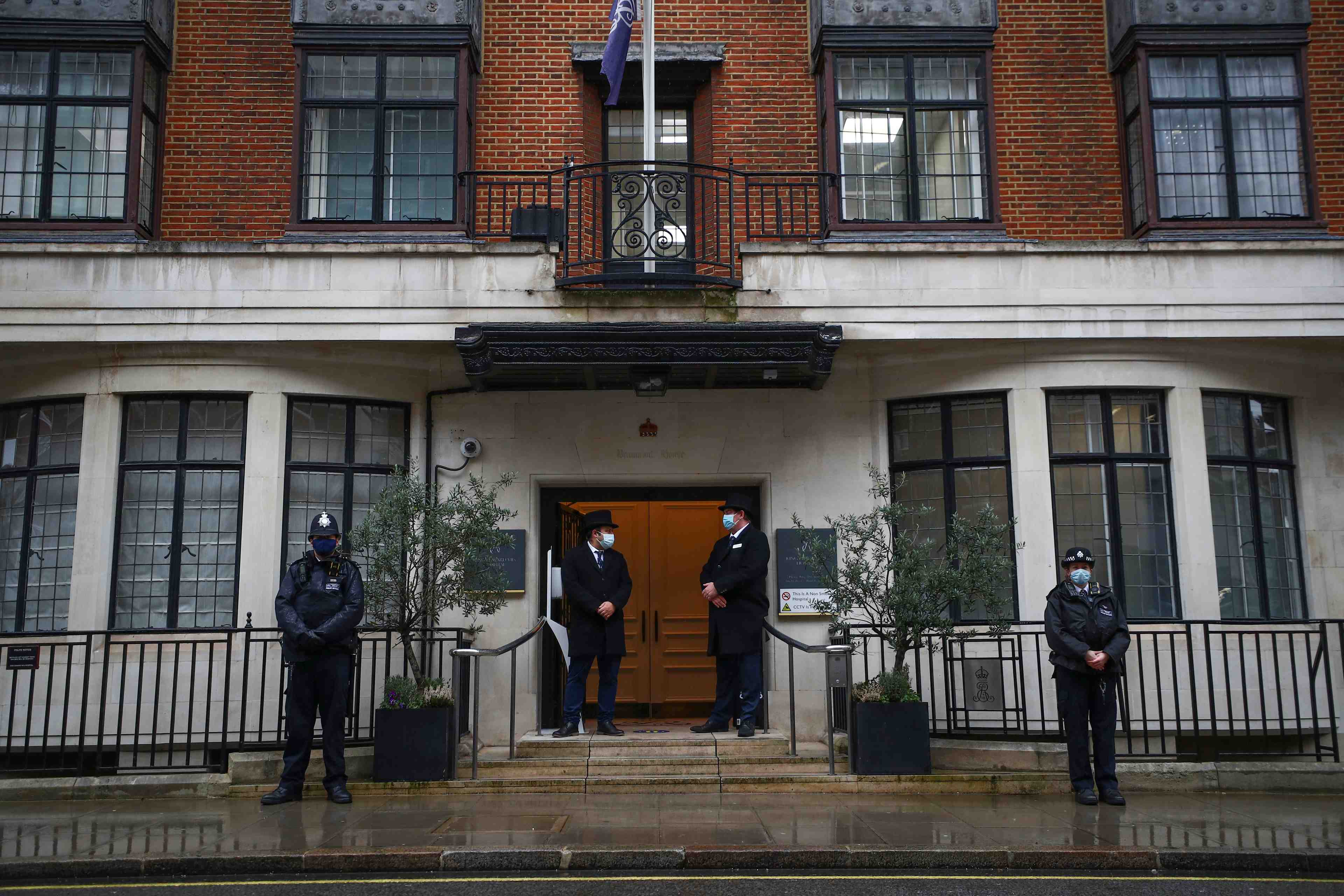 Hospitalisation par precaution du prince philip, mari d'elizabeth ii