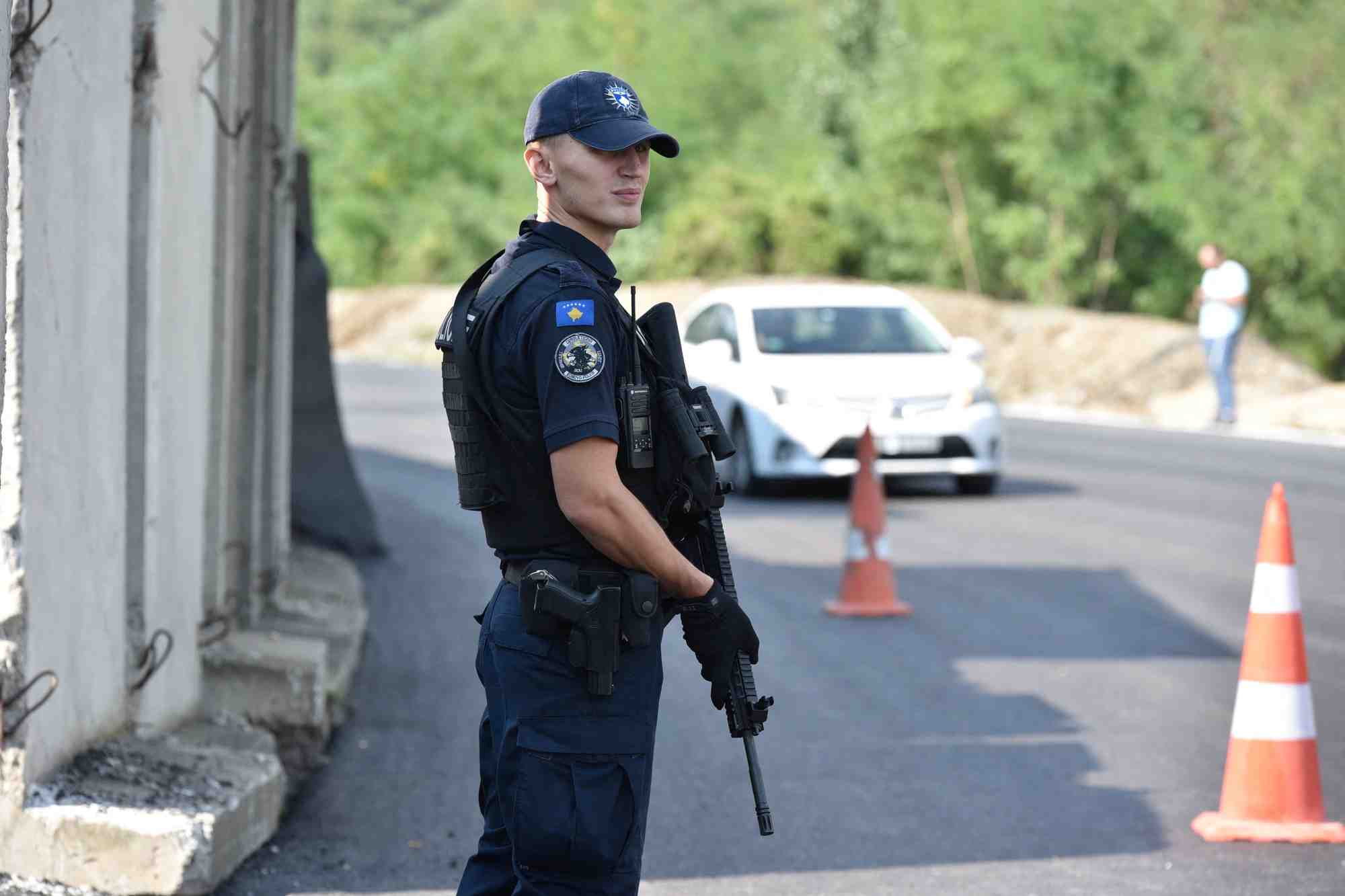 La police speciale du kosovo patrouille dans la zone proche du poste frontiere entre le kosovo et la serbie a jarinje