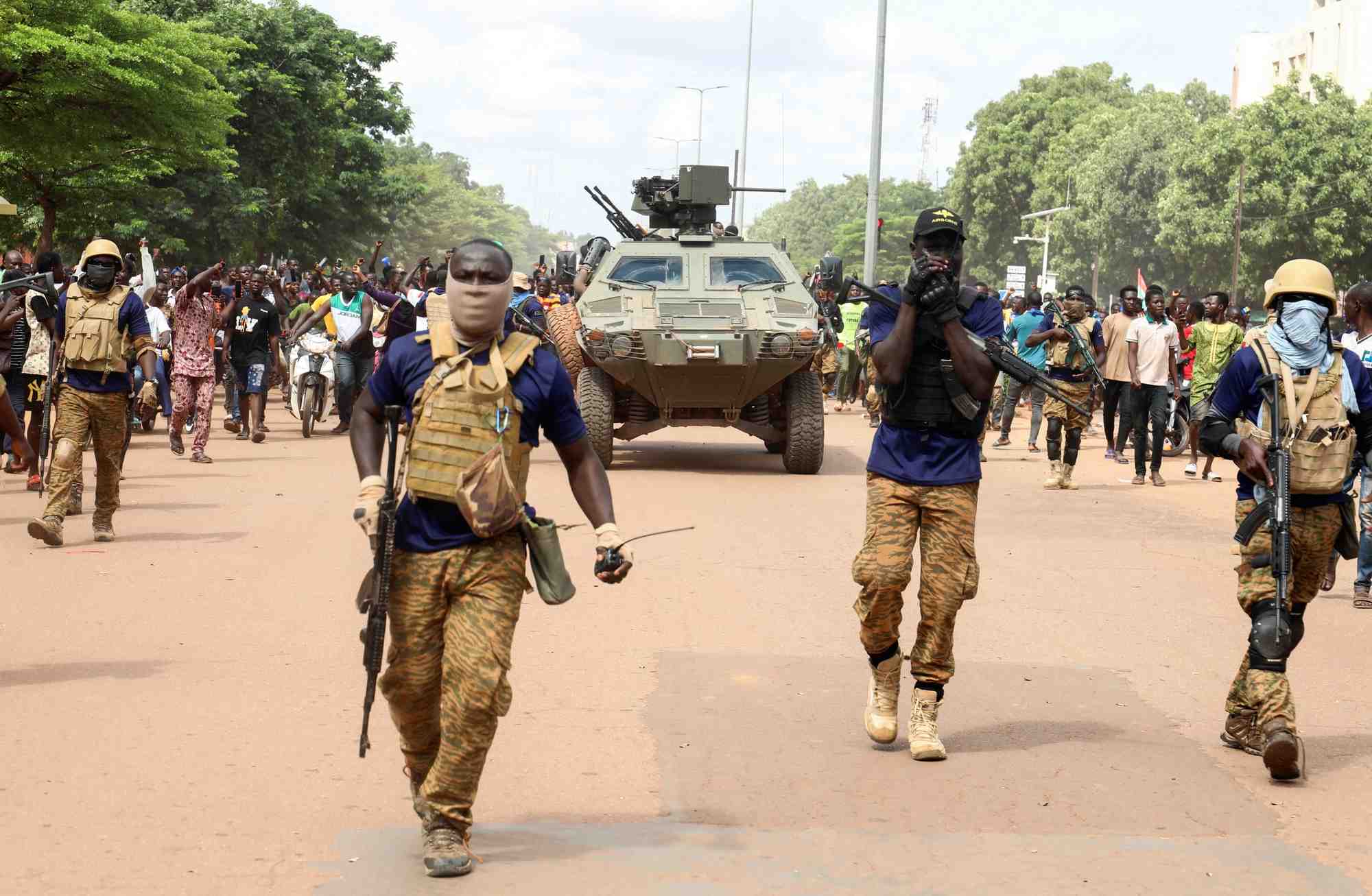 Photo d'archives : le nouveau leader autoproclame du burkina faso, ibrahim traore, arrive a la television nationale a ouagadougou