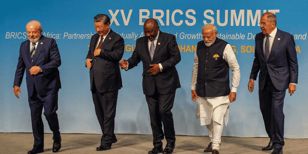 Le président brésilien Lula da Silva Brazil's, le président chinois Xi Jinping, le président sud-africain Cyril Ramaphosa, le Premier ministre indien Narendra Modi and le ministre des Affaires étrangères Sergei Lavrov pris en photo au sommet des Brics à Johannesburg (Afrique du Sud), le 23 août.