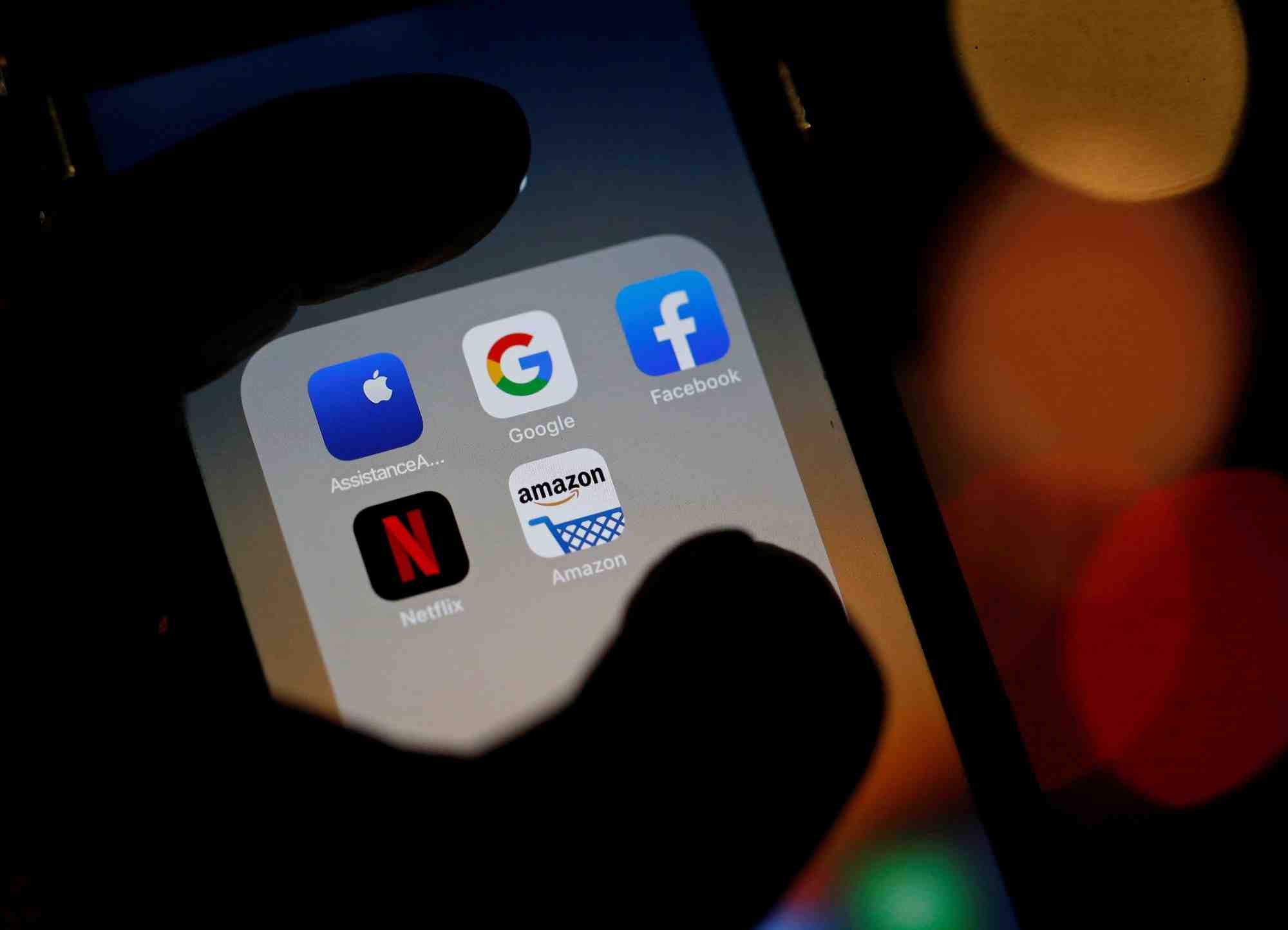 Cette omniprésence des réseaux sociaux, pendant la campagne électoral, donne aux réseaux sociaux et aux moteurs de recherche une responsabilité cruciale.