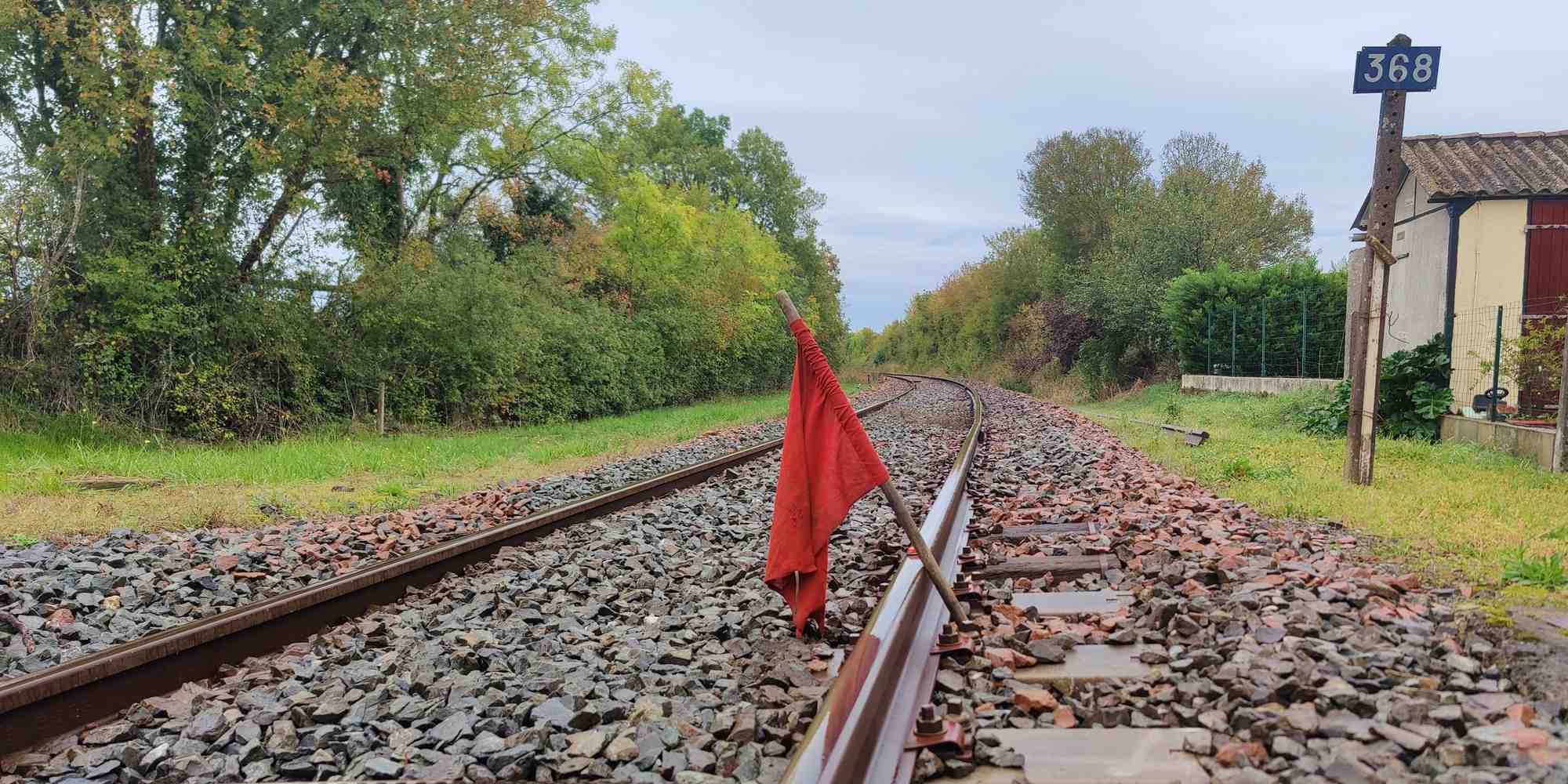 La ligne Niort-Saintes, particulièrement dégradée, fait l'objet d'important travaux de régénération, ici à Villeneuve-la-Comtesse fin 2023.