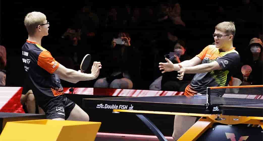 Les Français Alexis Lebrun et Felix Lebrun célèbrent leur victoire sur les Japonais Shunsuke Togami et Hiroto Shinozuka en finale de la compétition de double masculin lors du tournoi de tennis de table WTT Finals Fukuoka en 2024.