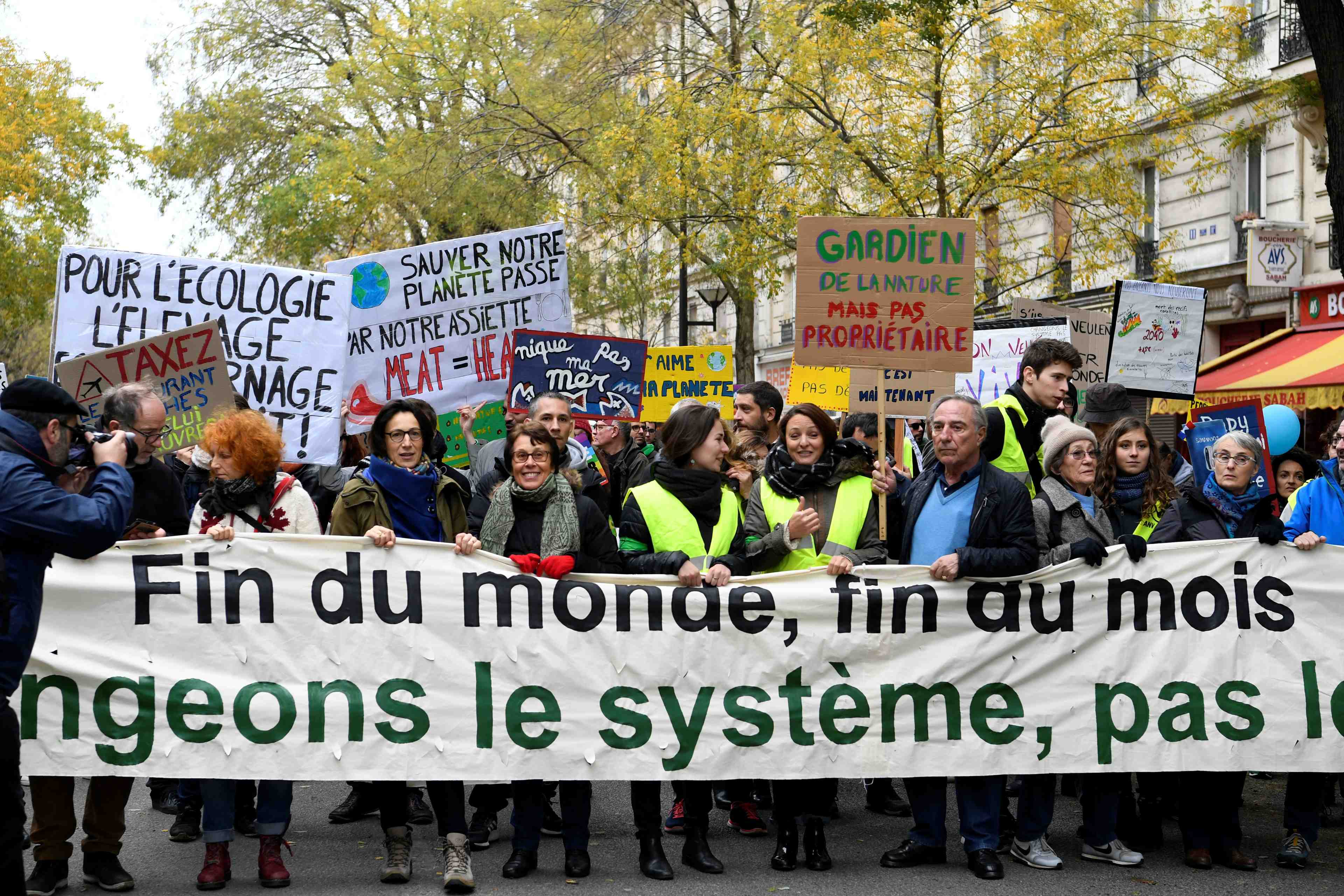 Plus d'un millier de "gilets verts" marchent pour le climat