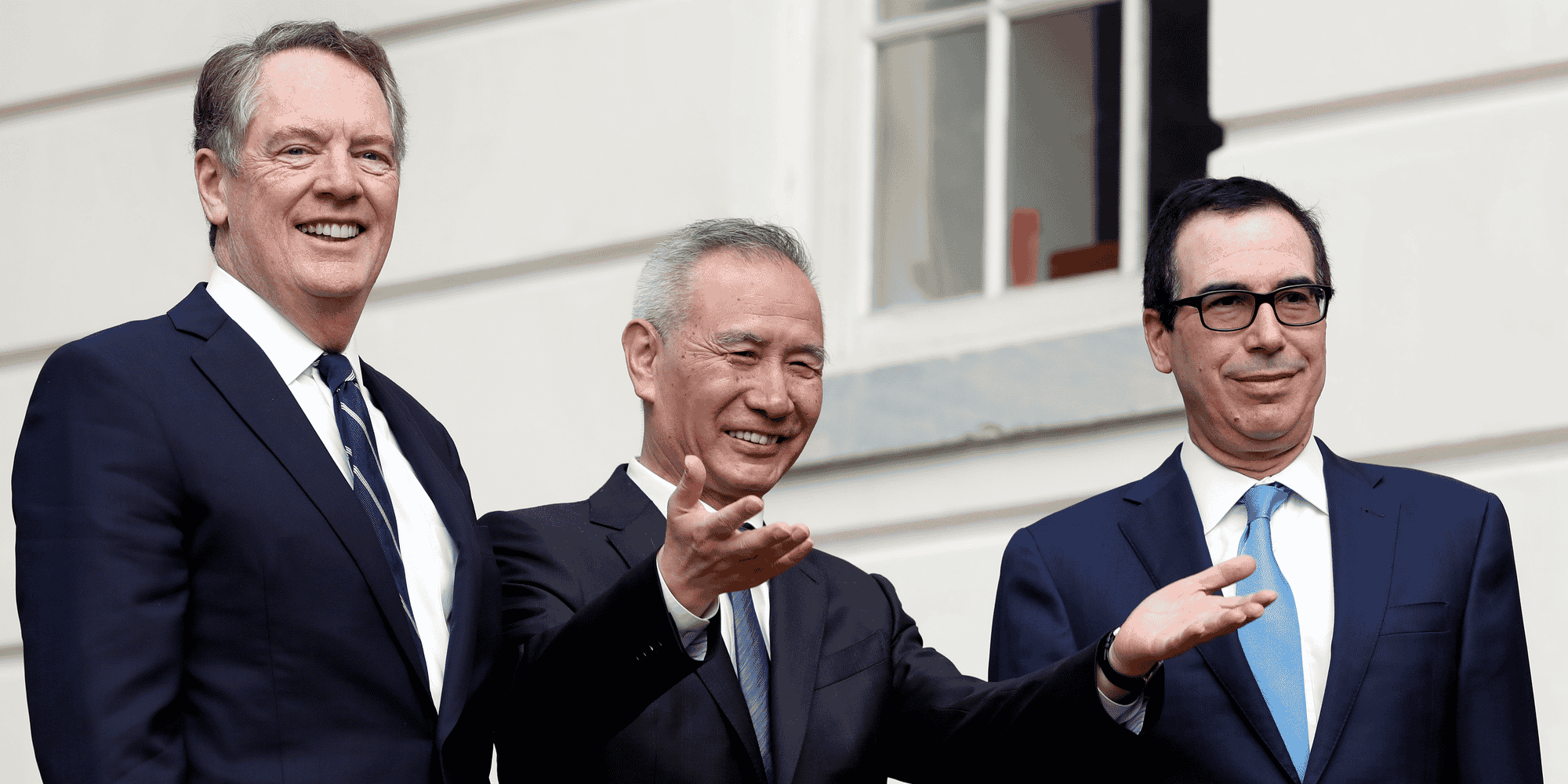 Liu He (au centre), en présence de Robert Lighthizer (à g.) et de Steve Mnuchin (à dr.). Le principal négociateur chinois Liu He a salué samedi "un progrès substantiel" dans la recherche de l'accord.
